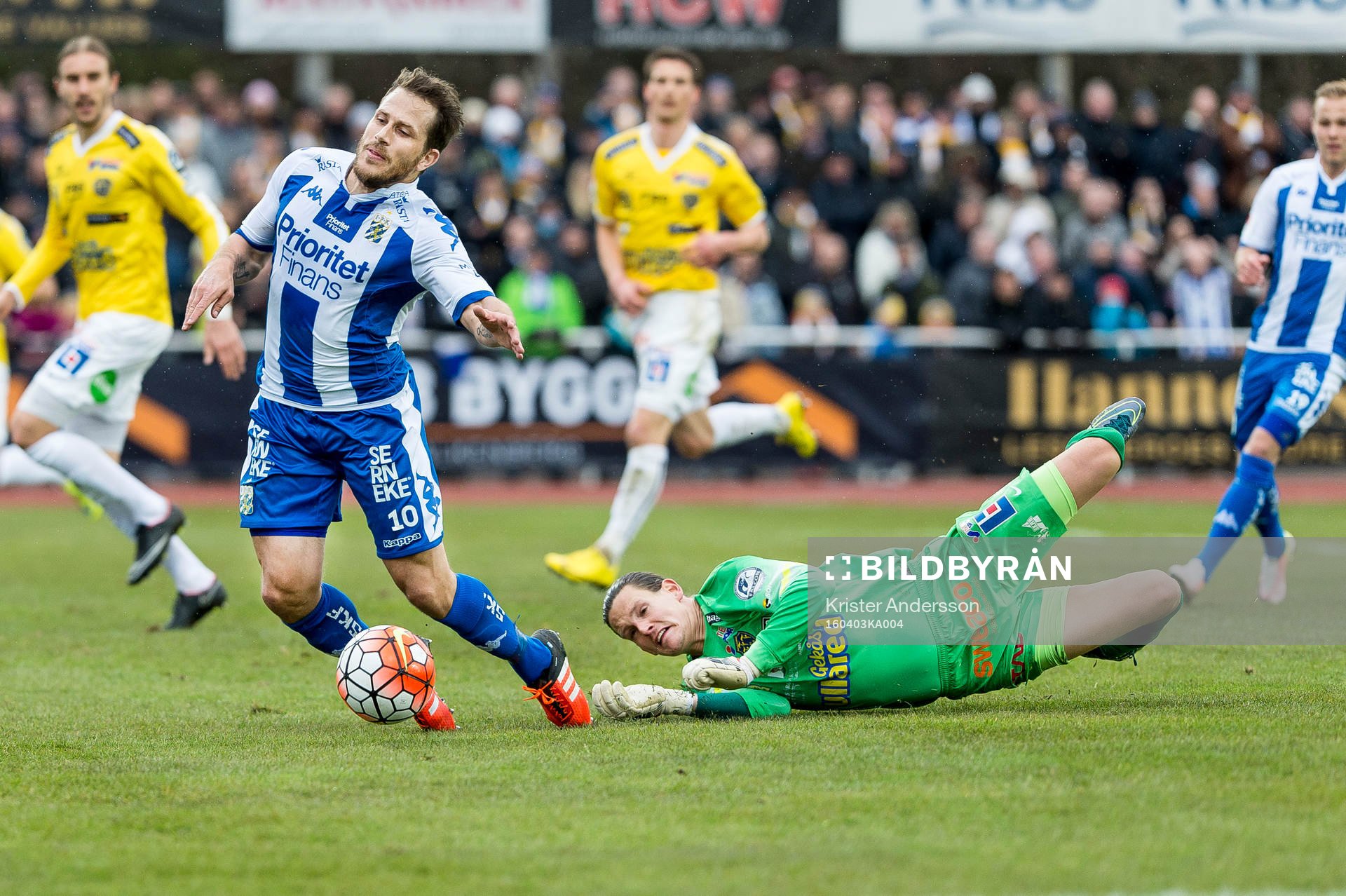 Falkenbergs målvakt Otto Martler fäller IFK Göteborgs