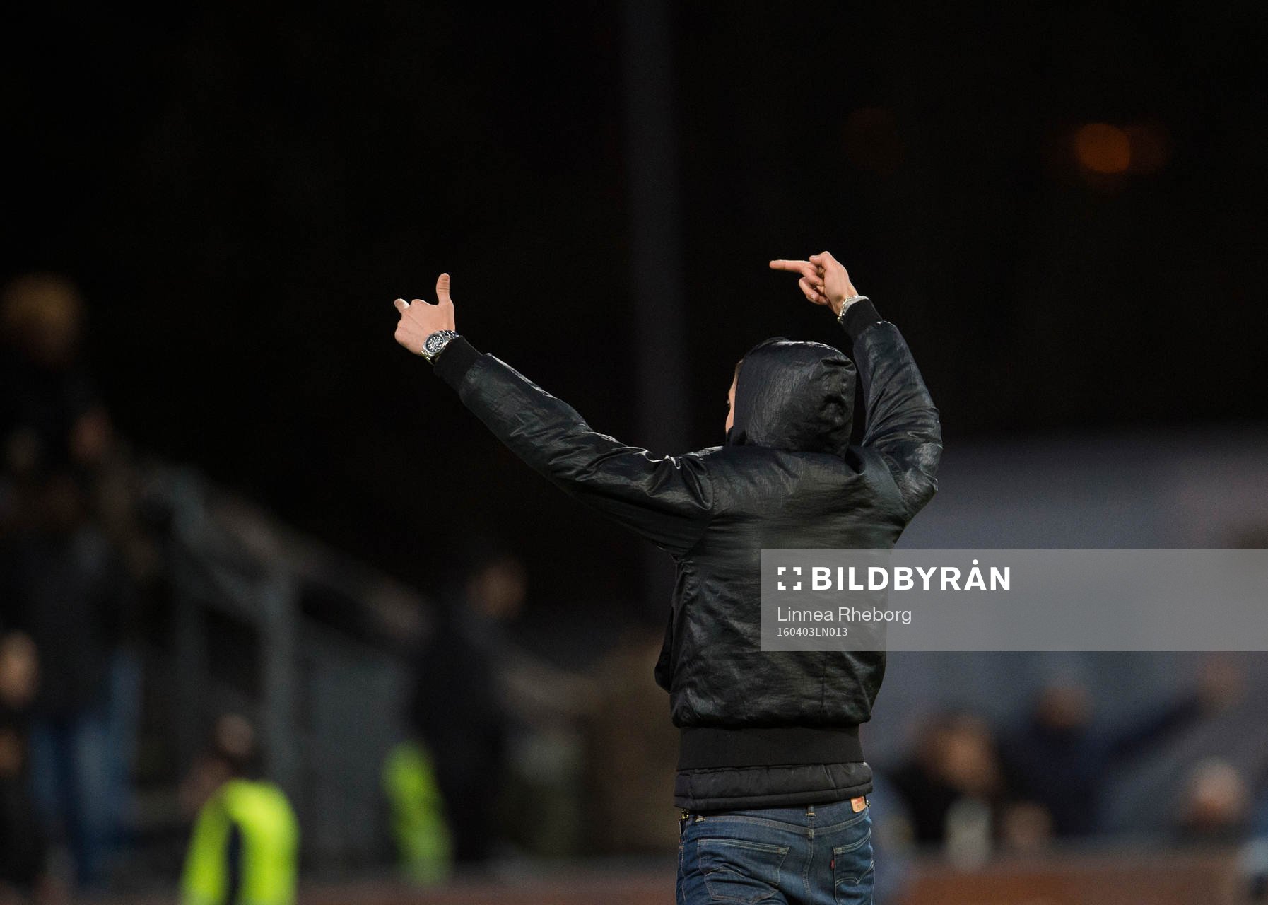 En supporter från Assyriska rusar in på planen och pekar
