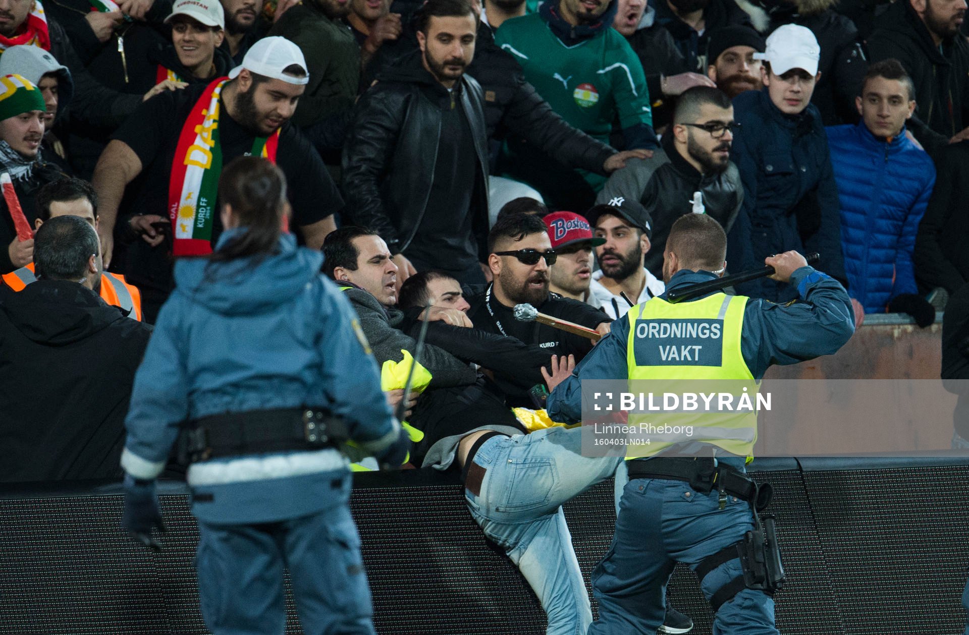 En supporter från Dalkurd rusar in på planen och blir