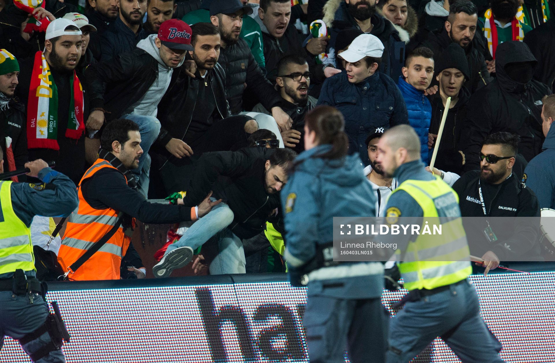 En supporter från Dalkurd rusar in på planen