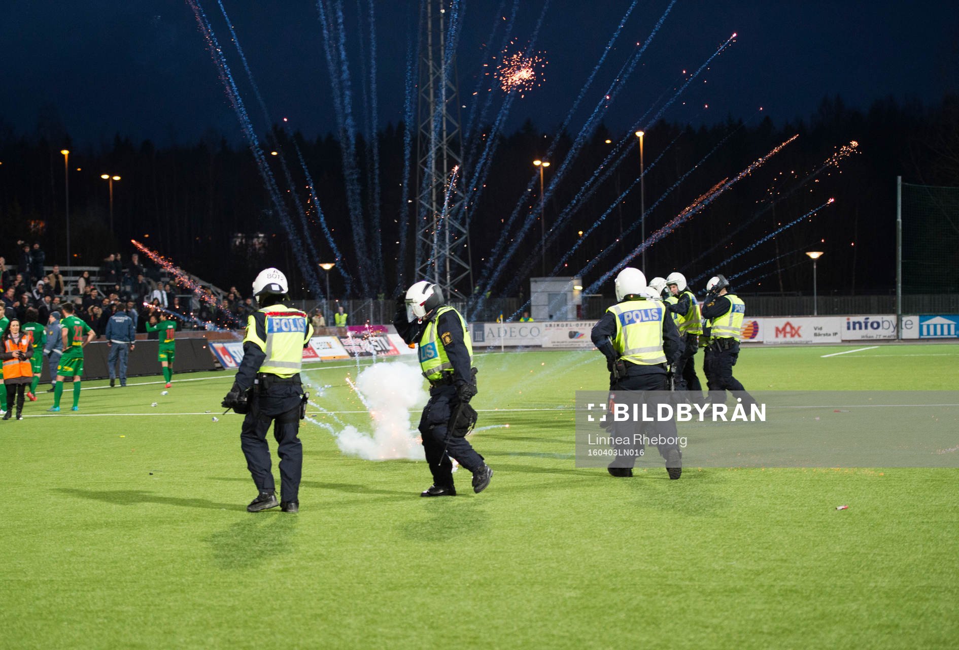 Dalkurds supportrar kastar fyrverkerier mot polisen