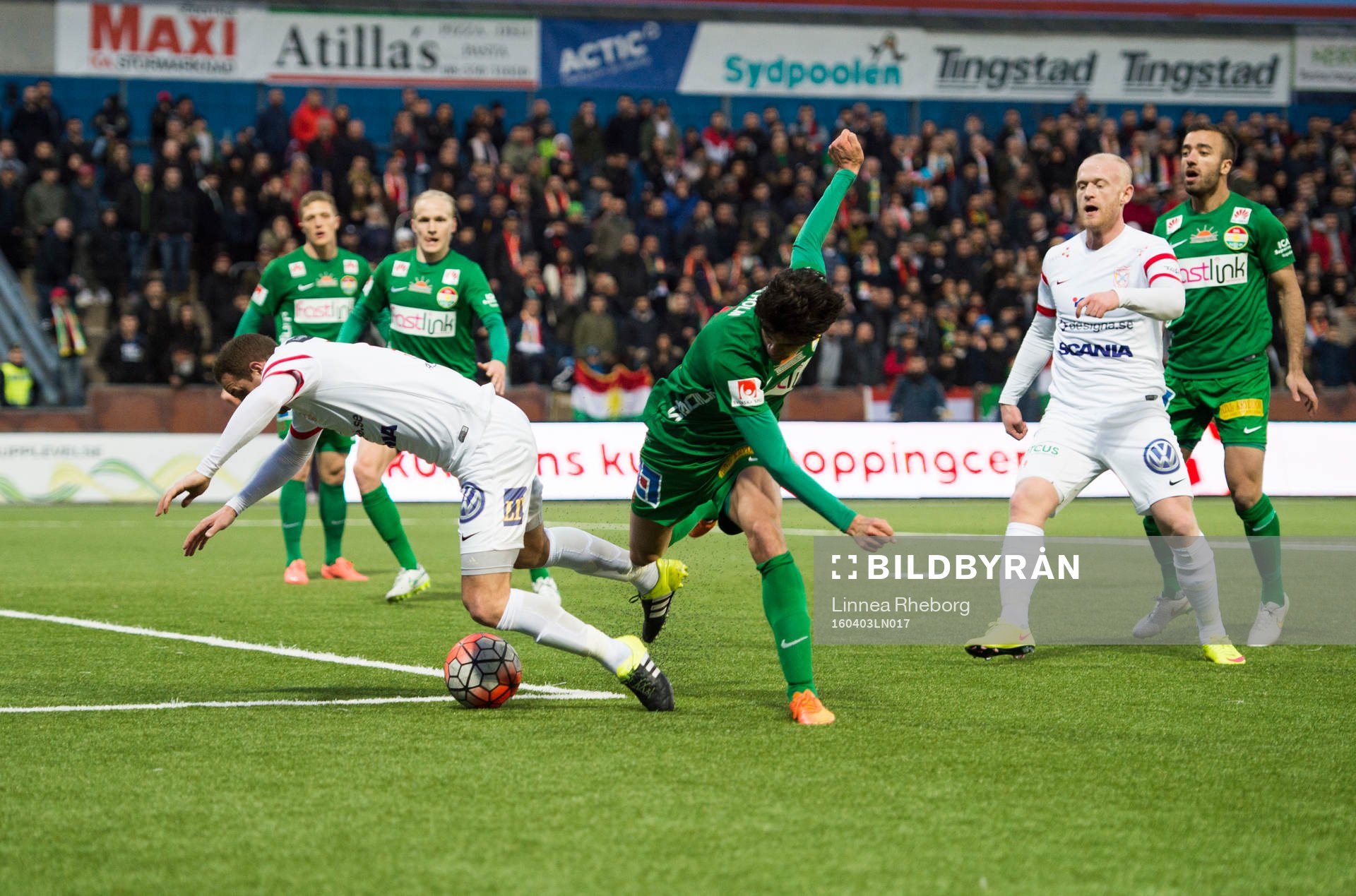 Assyriskas Kenny Pavey blir fälld av Diego Montiel i