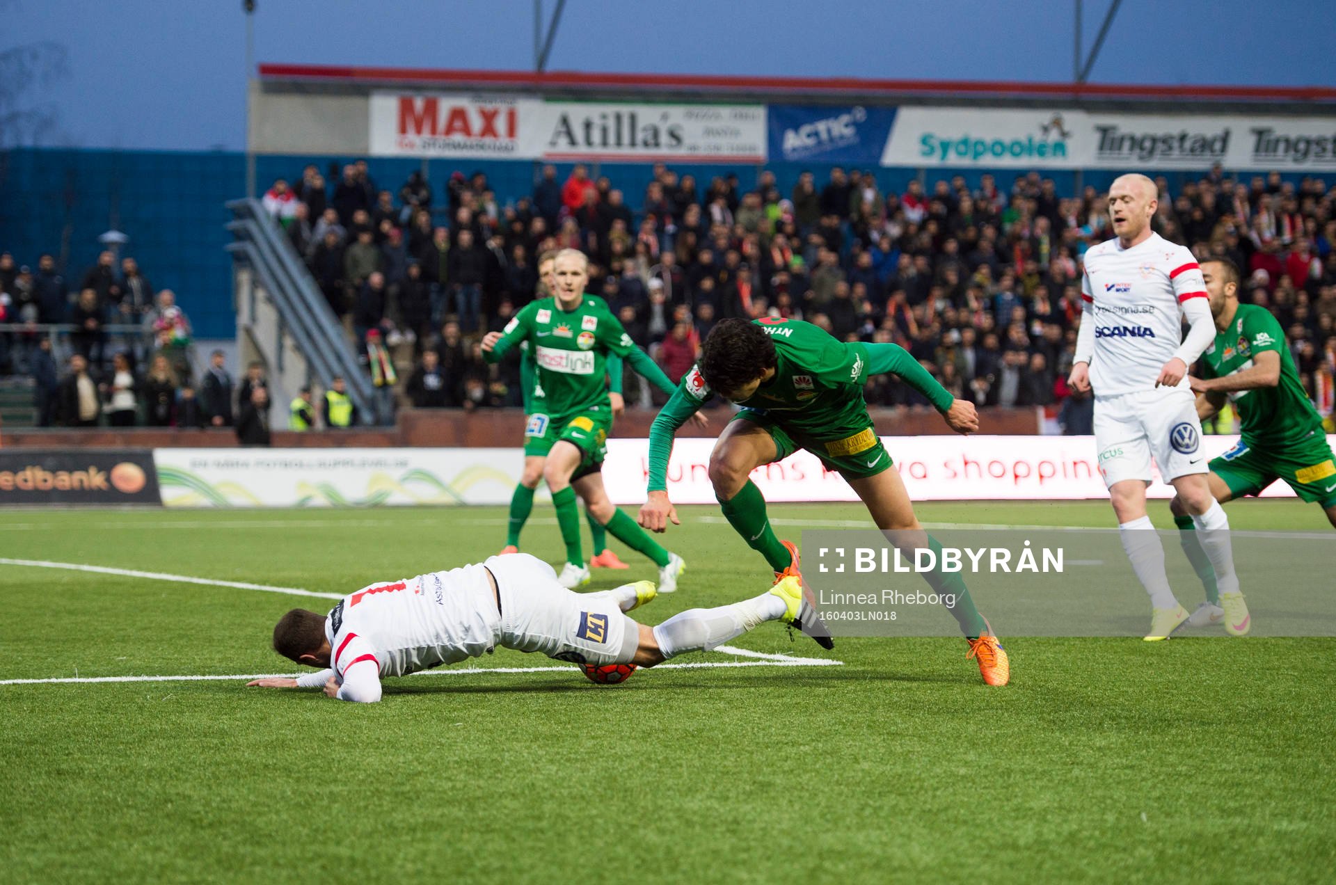 Assyriskas Kenny Pavey blir fälld av Diego Montiel i