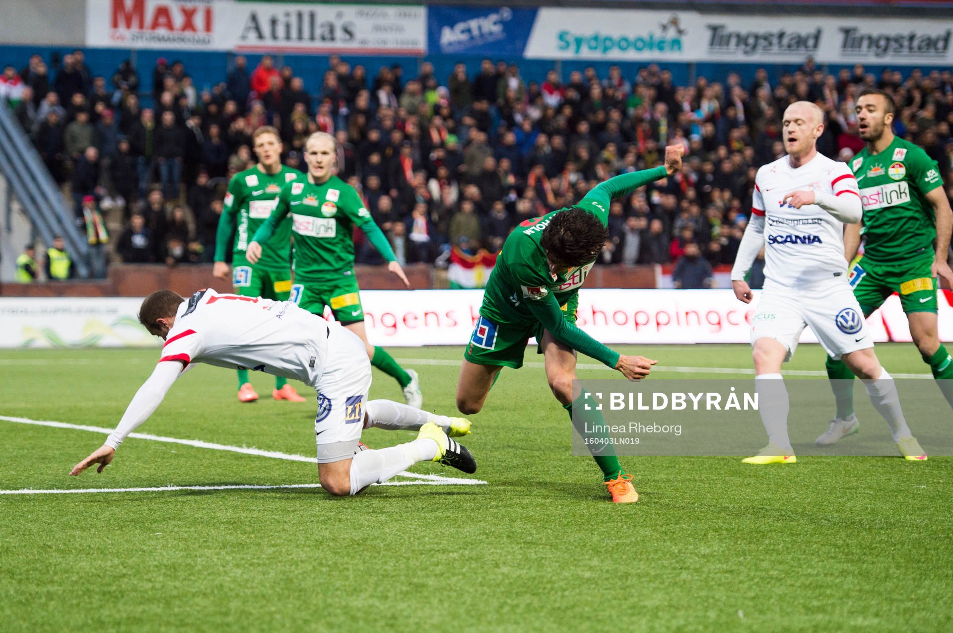 Assyriskas Kenny Pavey blir fälld av Diego Montiel i