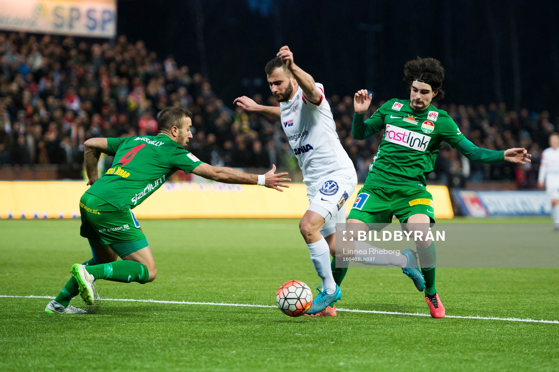 Assyriskas Mattias Genc blir fälld av Dalkurds Diego