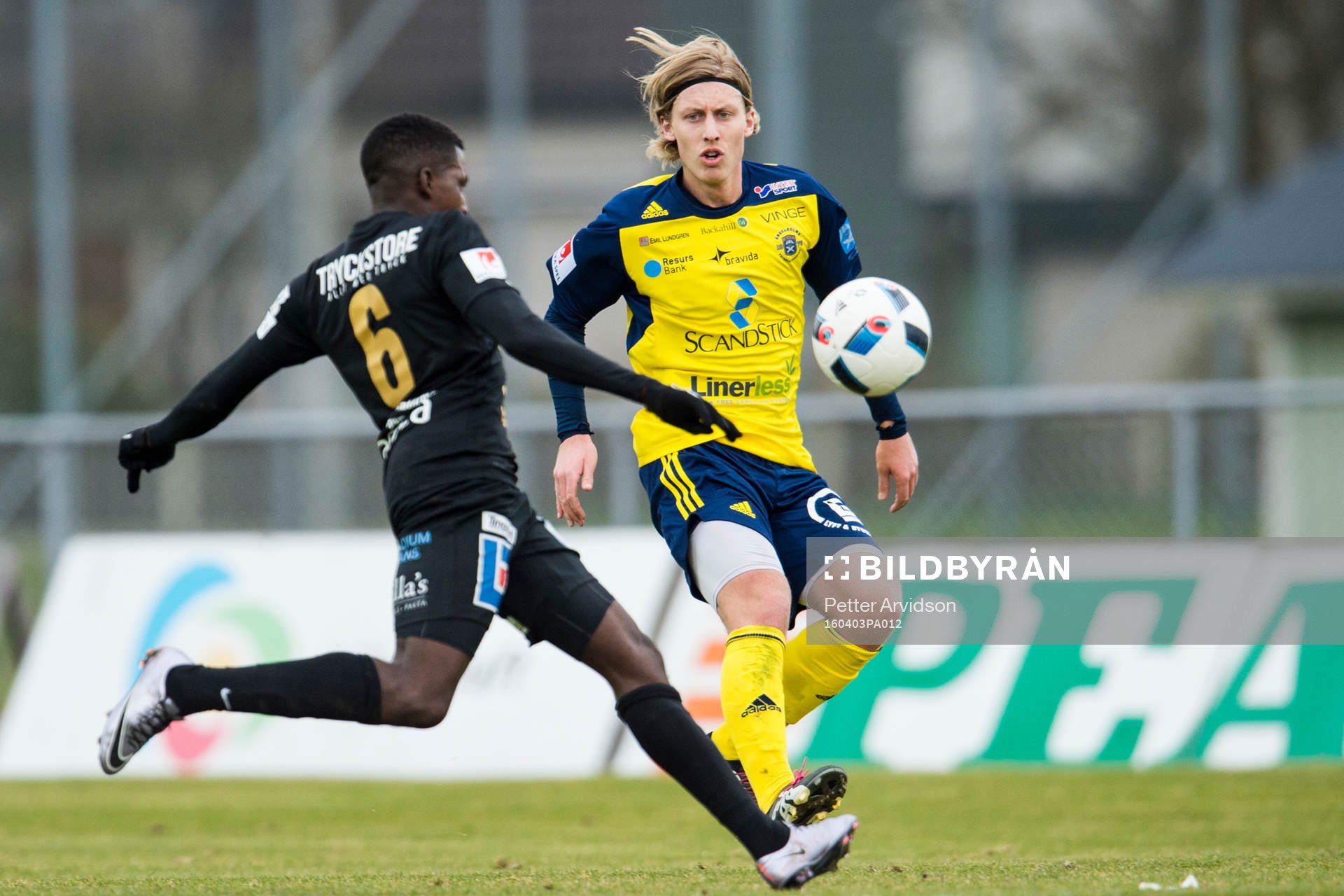 Syrianskas Samuel Akintioye och Ängelholms Philip Bernholtz