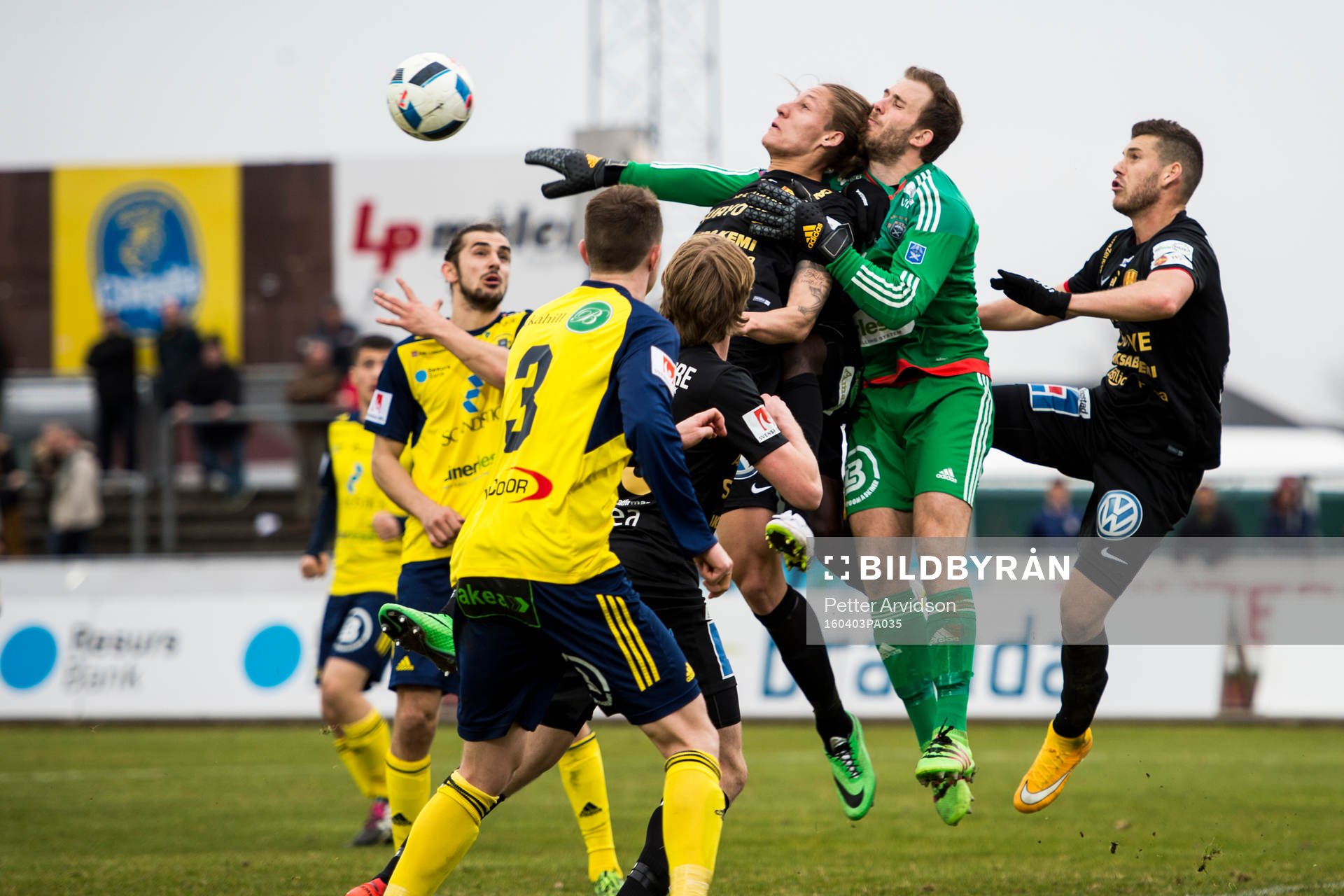 Ängelholms målvakt Carl Lindell mot Syrianskas Felix