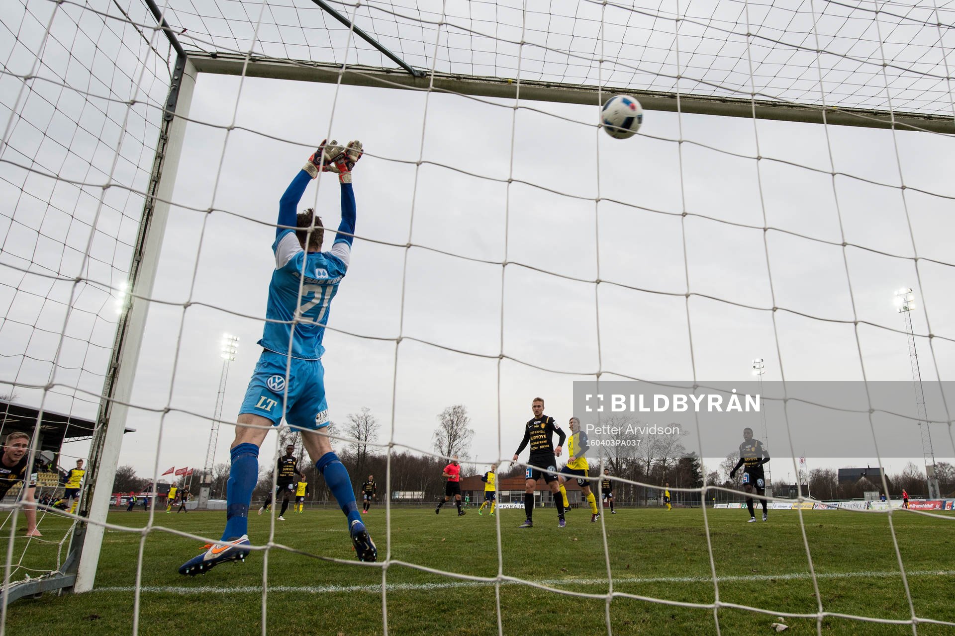 Syrianskas målvakt Hampus Elgan släpper in 1-0 målet