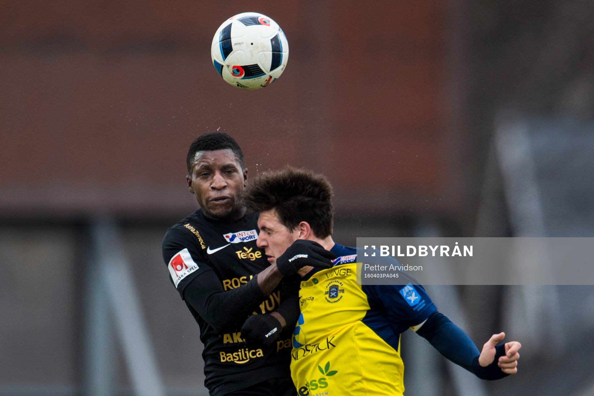 Syrianskas Samuel Akintioye och Ängelholms Oliver