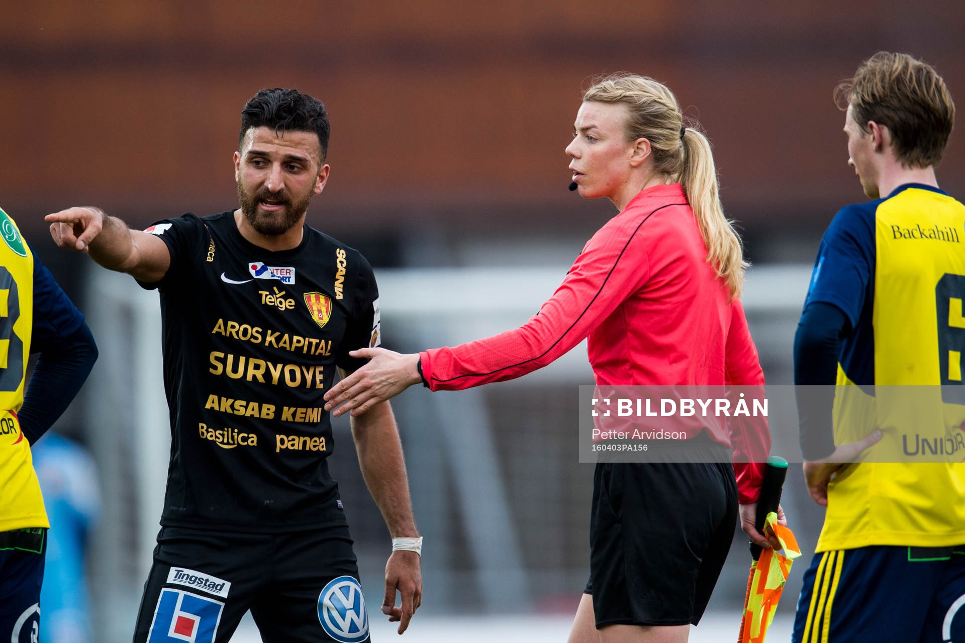 Linjedomare Julia Magnusson lugnar ner Syrianskas Bachir