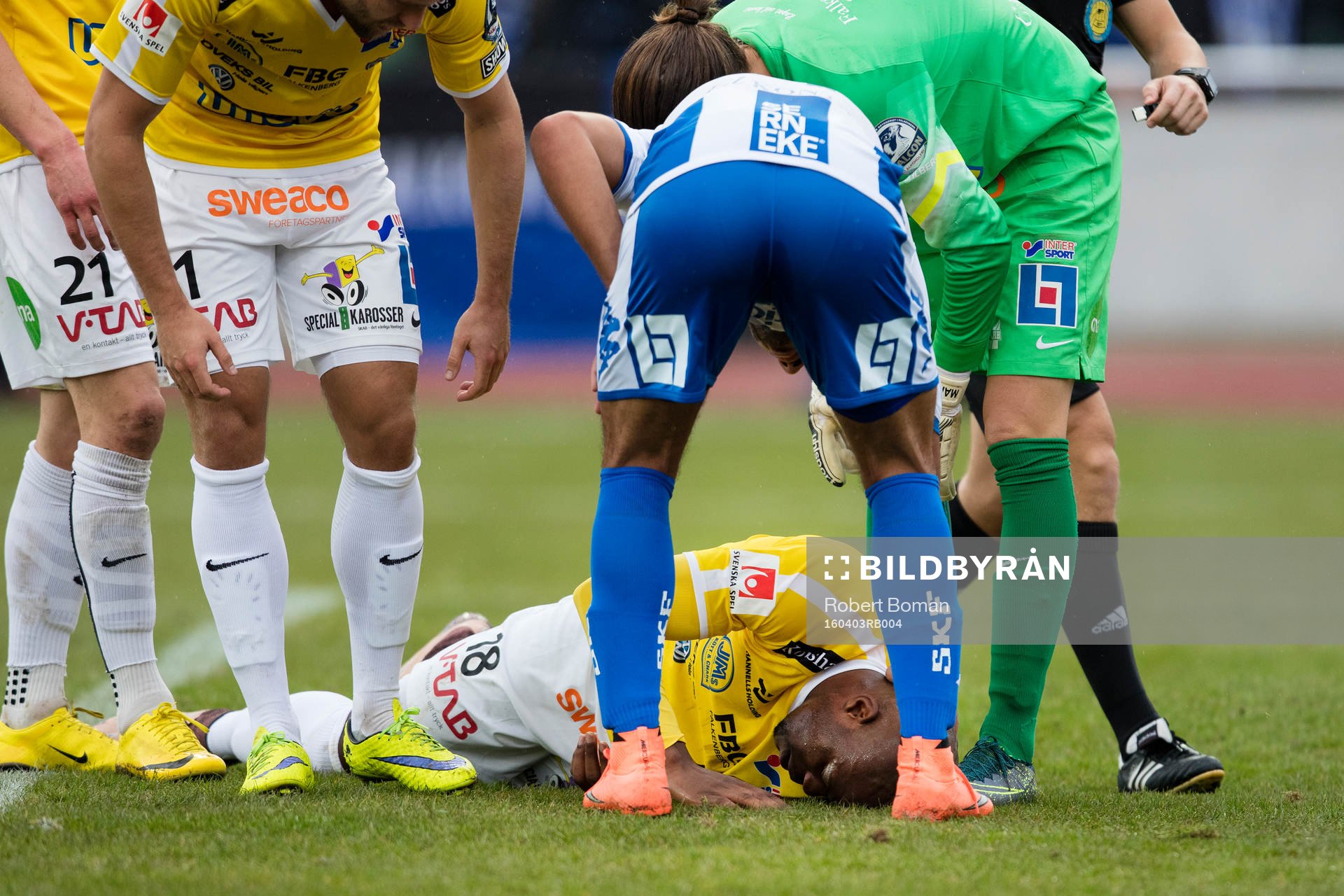 Falkenbergs Hakeem Araba ligger på marken och har ont