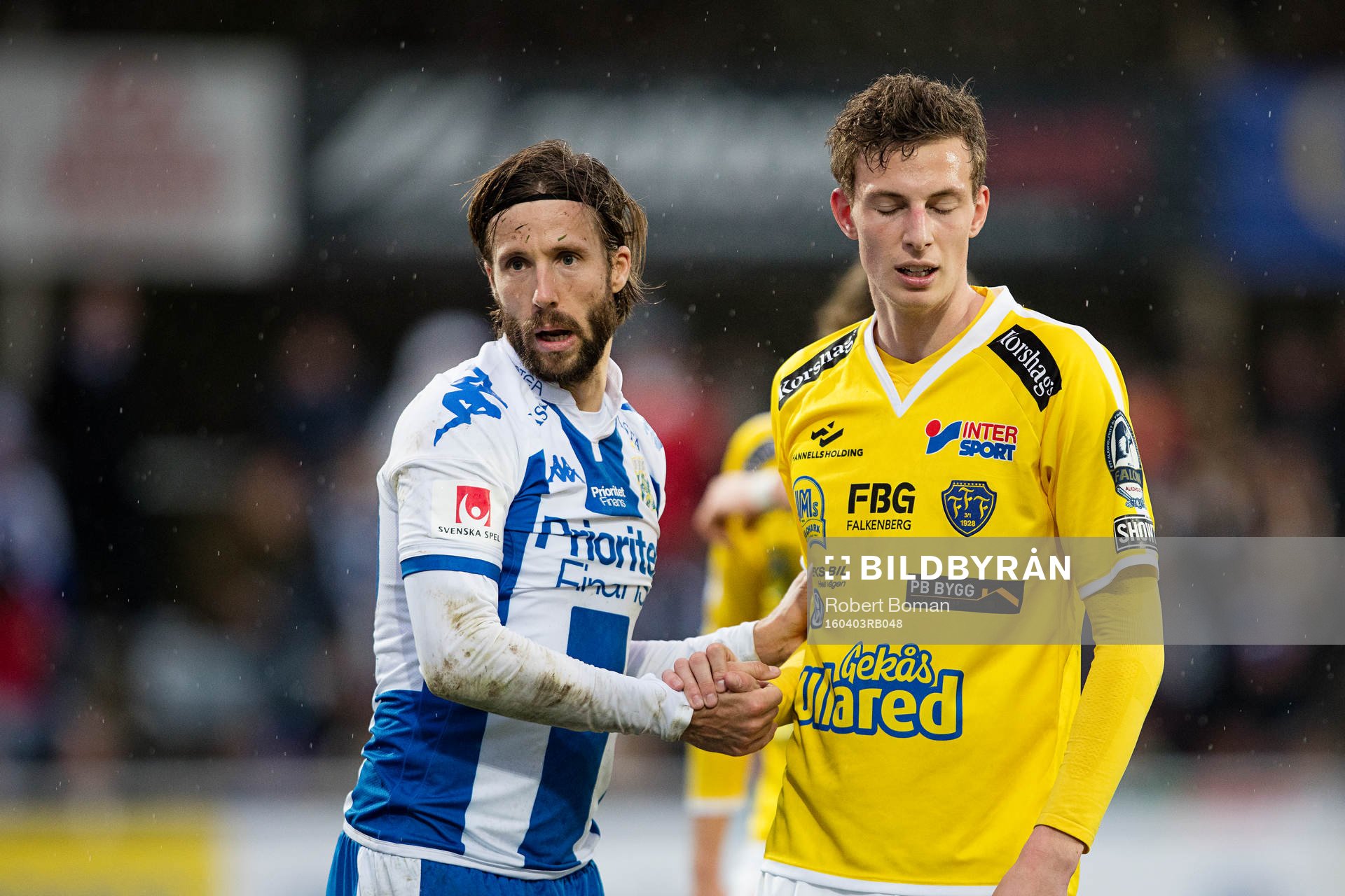 IFK Göteborgs Mattias Bjärsmyr och Falkenbergs Gustaf Nilsson under fotbollsmatchen i Allsvenskan mellan Falkenberg och IFK Göteborg den 4 april 2016 i Falkenberg.