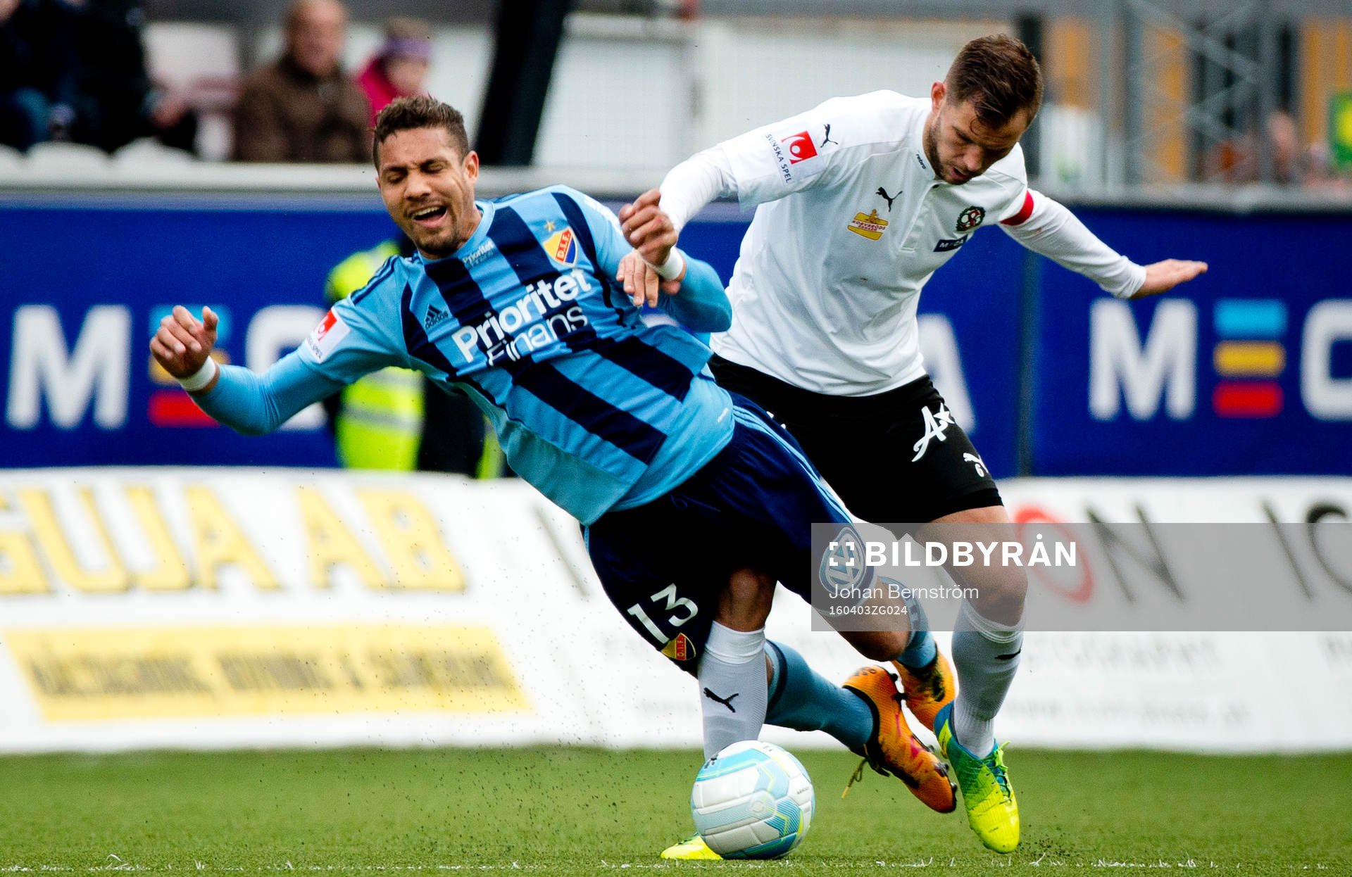 Djurgårdens Mathias Ranegie faller i kamp mot Örebros
