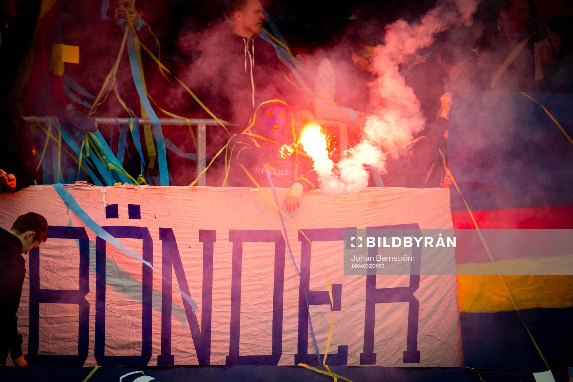 Maskerad Djurgårdensupporter med pyroteknik