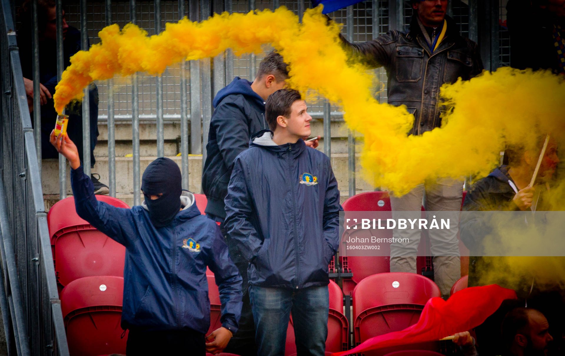 Maskerad Djurgårdensupporter med pyroteknik