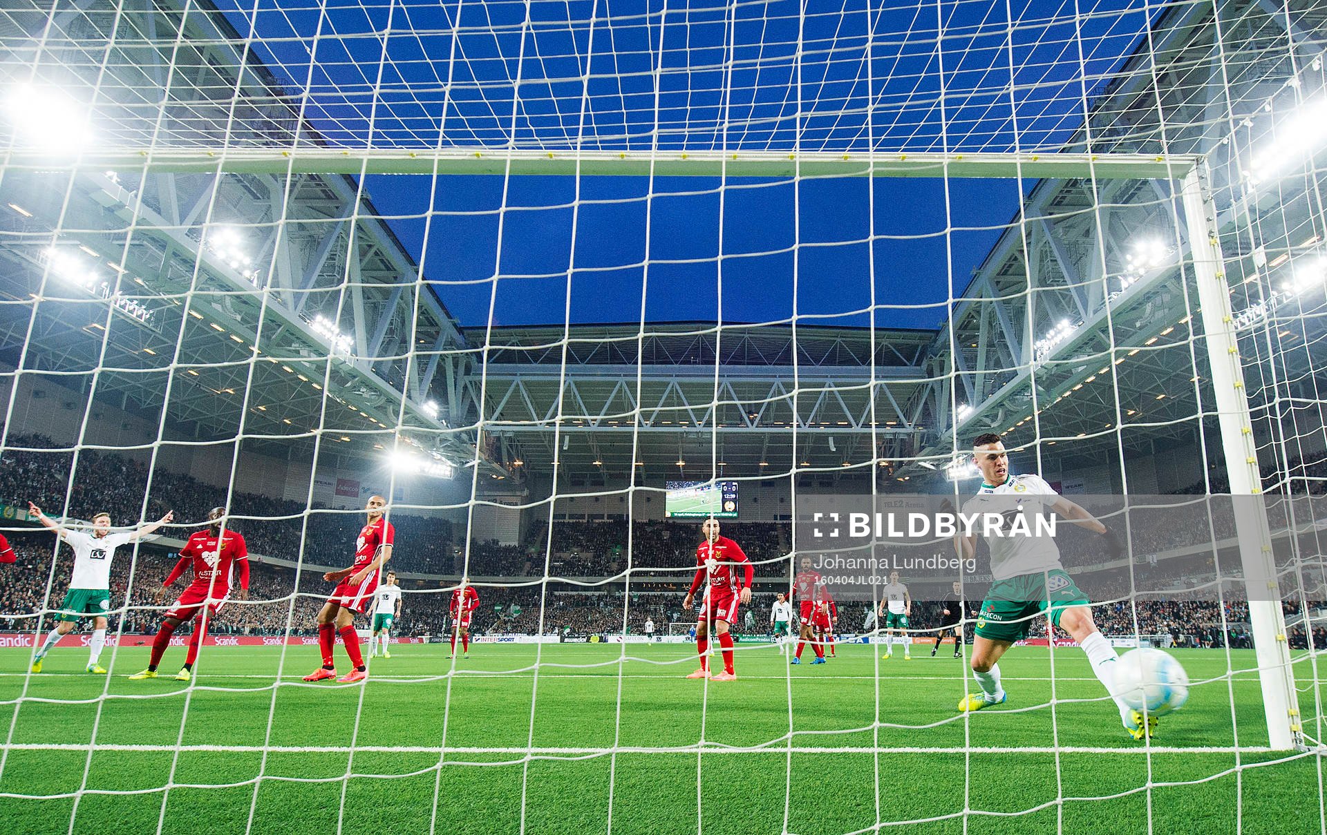 Hammarbys Lars Saetra (tv) jublar
