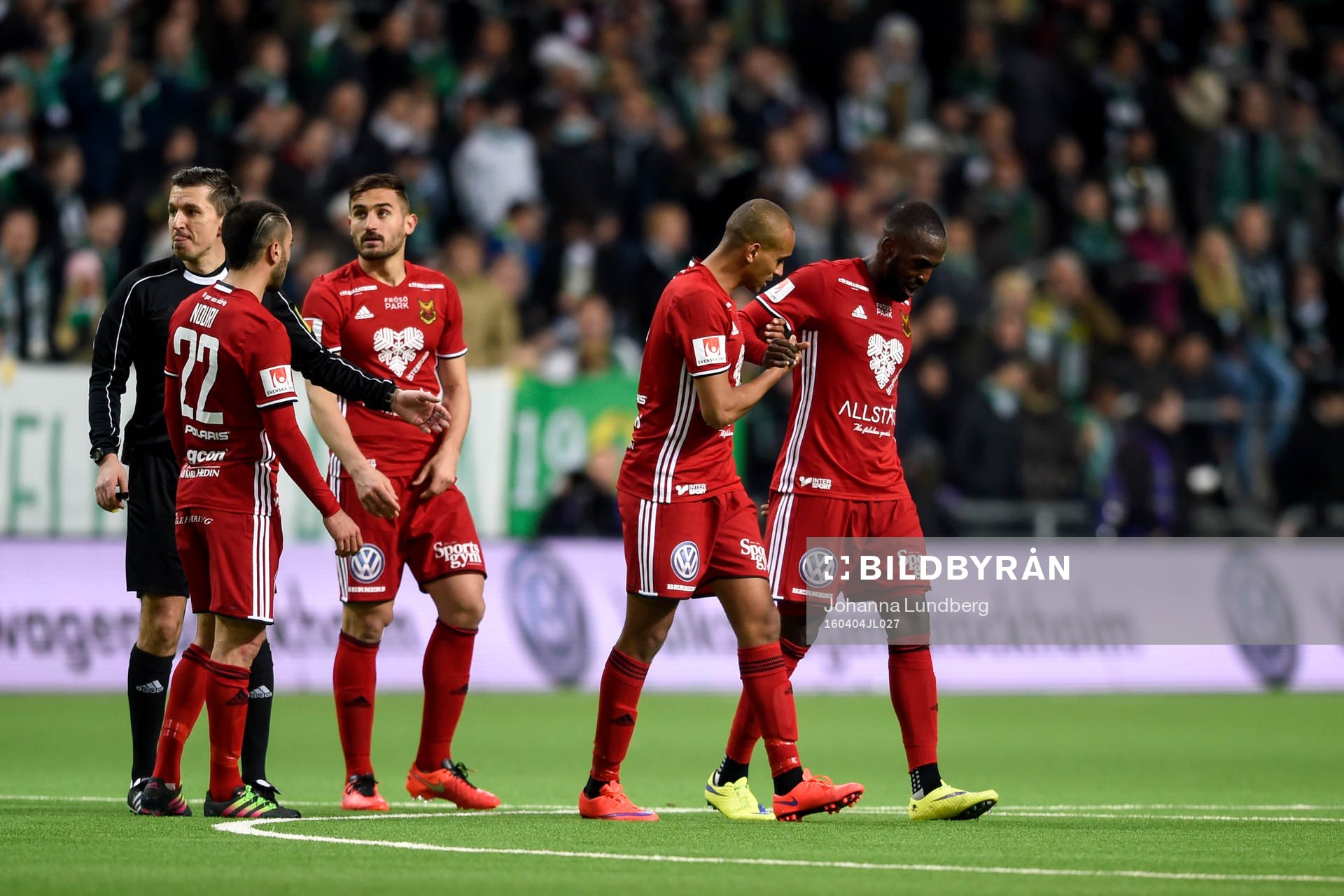 Östersunds Ronald Mukiibi får lämna planen skadad