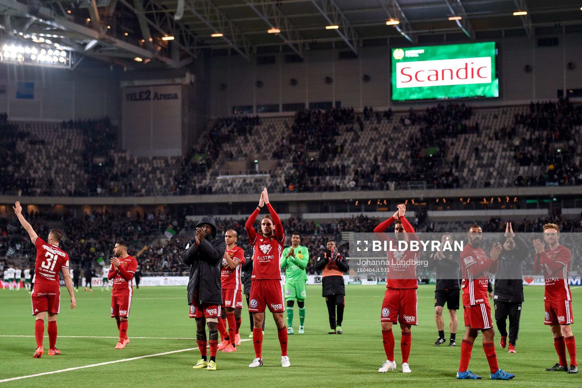 Östersunds spelare tackar publiken efter fotbollsmatchen i Allsvenskan mellan Hammarby och Östersund den 4 april 2016 i Stockholm. 
