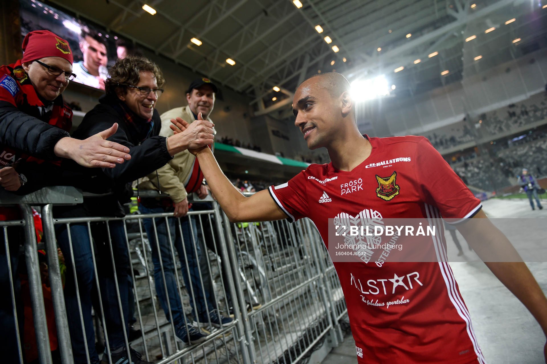 Östersunds Walid Atta tackar publiken efter fotbollsmatchen i Allsvenskan mellan Hammarby och Östersund den 4 april 2016 i Stockholm. 