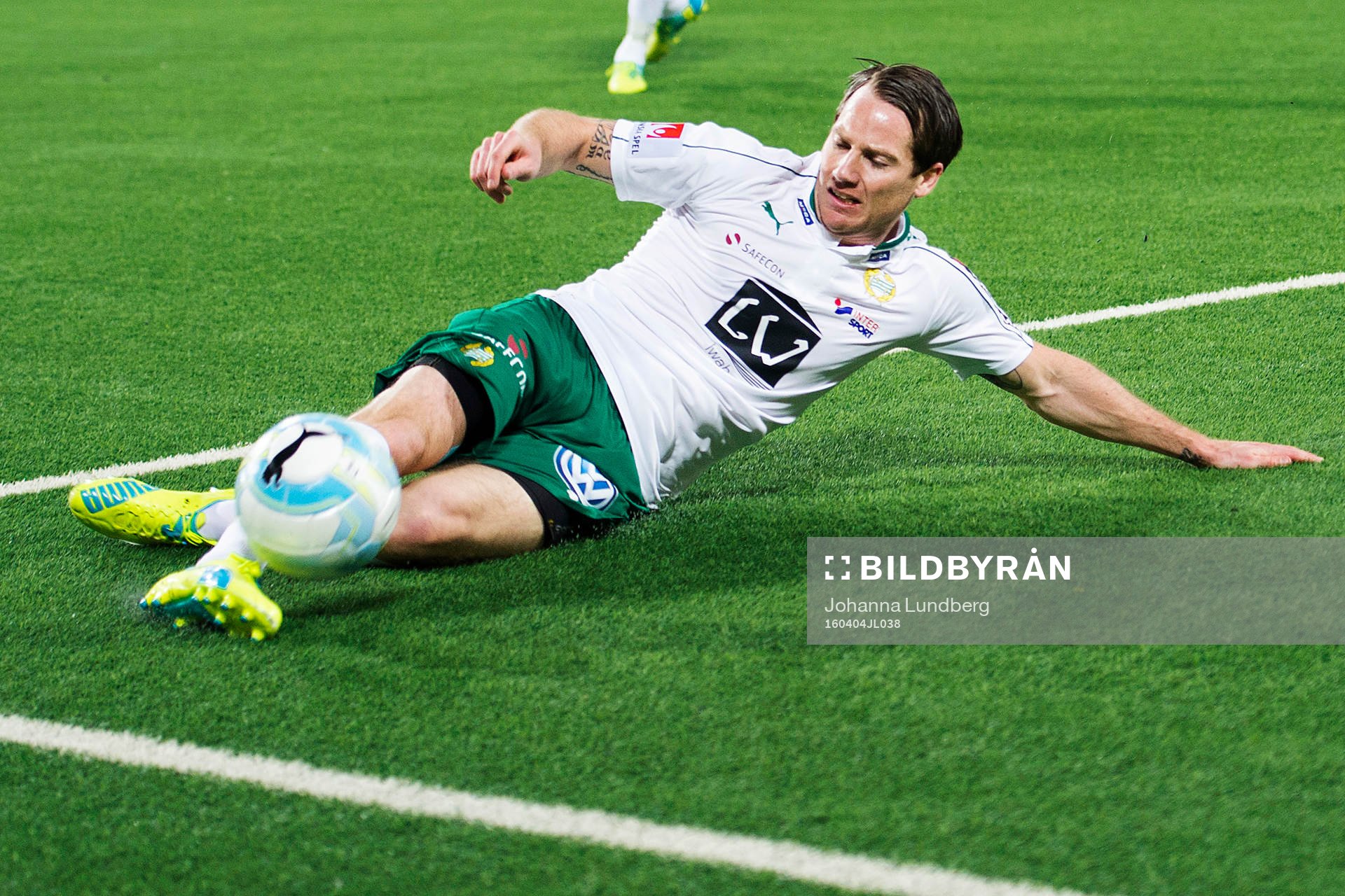 Hammarbys Johan Persson rensar bollen