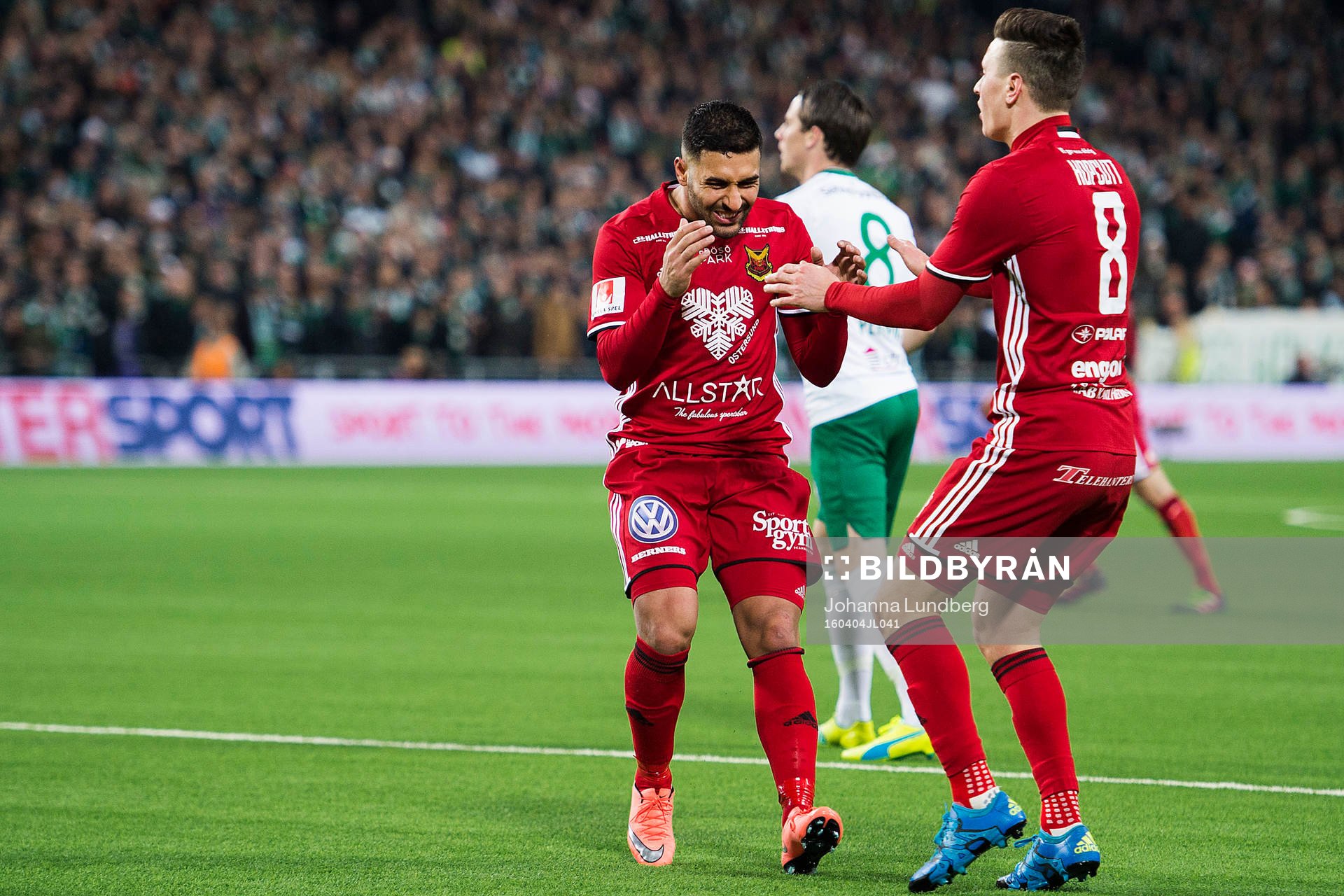 Östersunds Saman Ghoddos reagerar mot Jamie Hopcutt