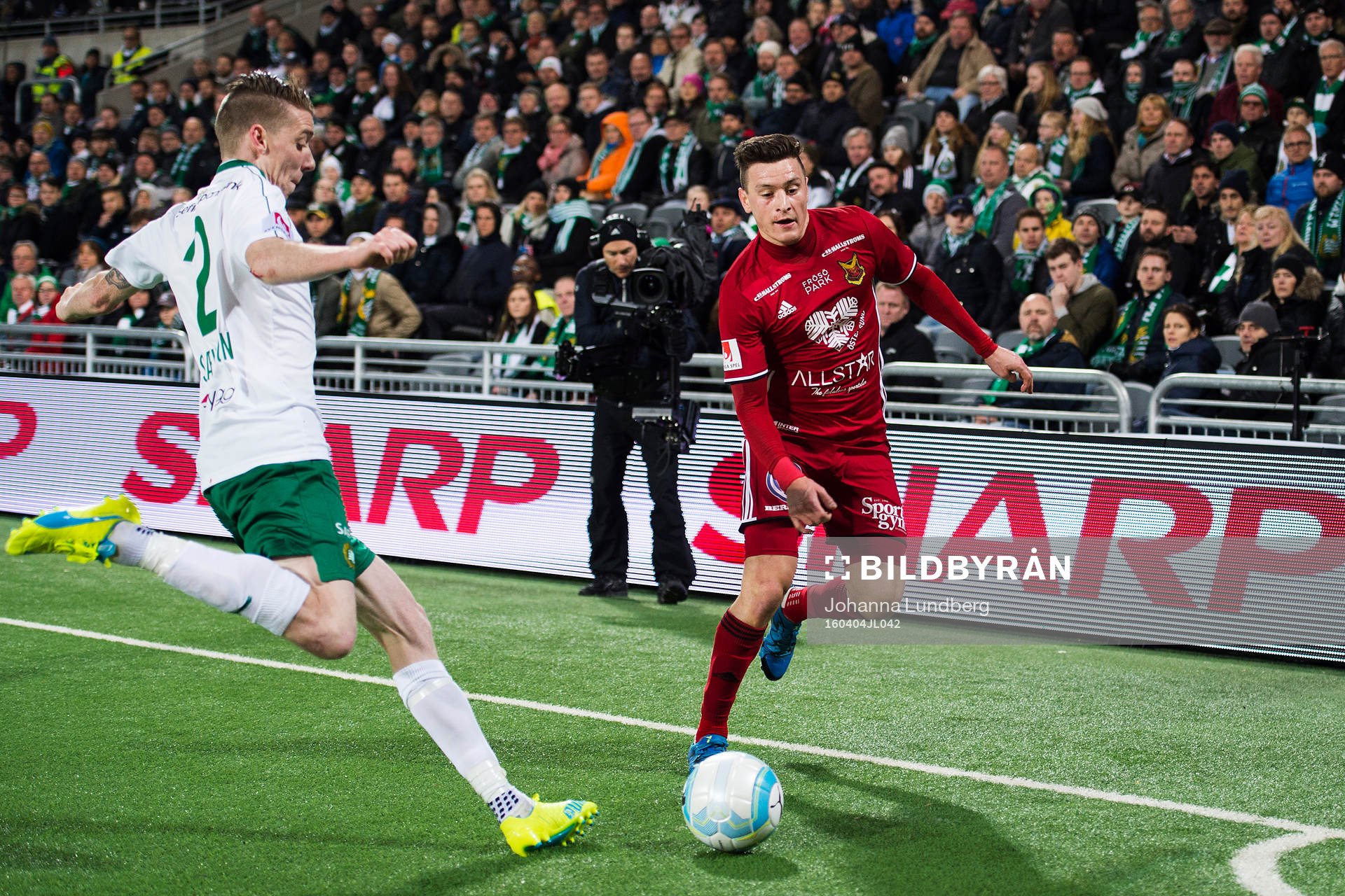 Östersunds Jamie Hopcutt utmanar Hammarbys Birkir Már