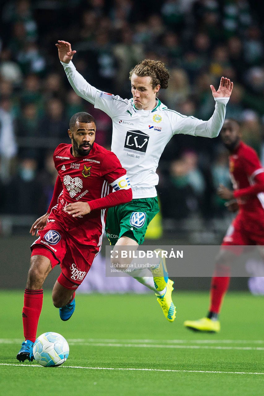 Östersunds Alex Dyer tar sig förbi Hammarbys Fredrik