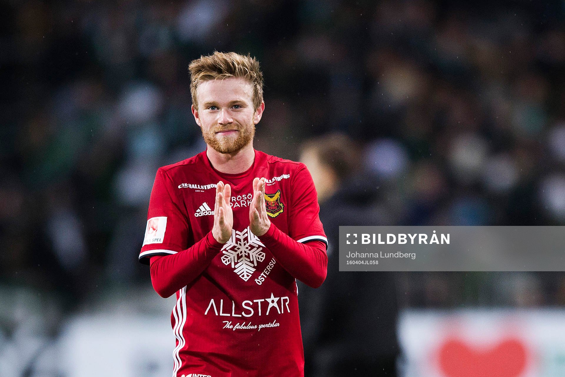 Östersunds Dennis Widgren tackar publiken