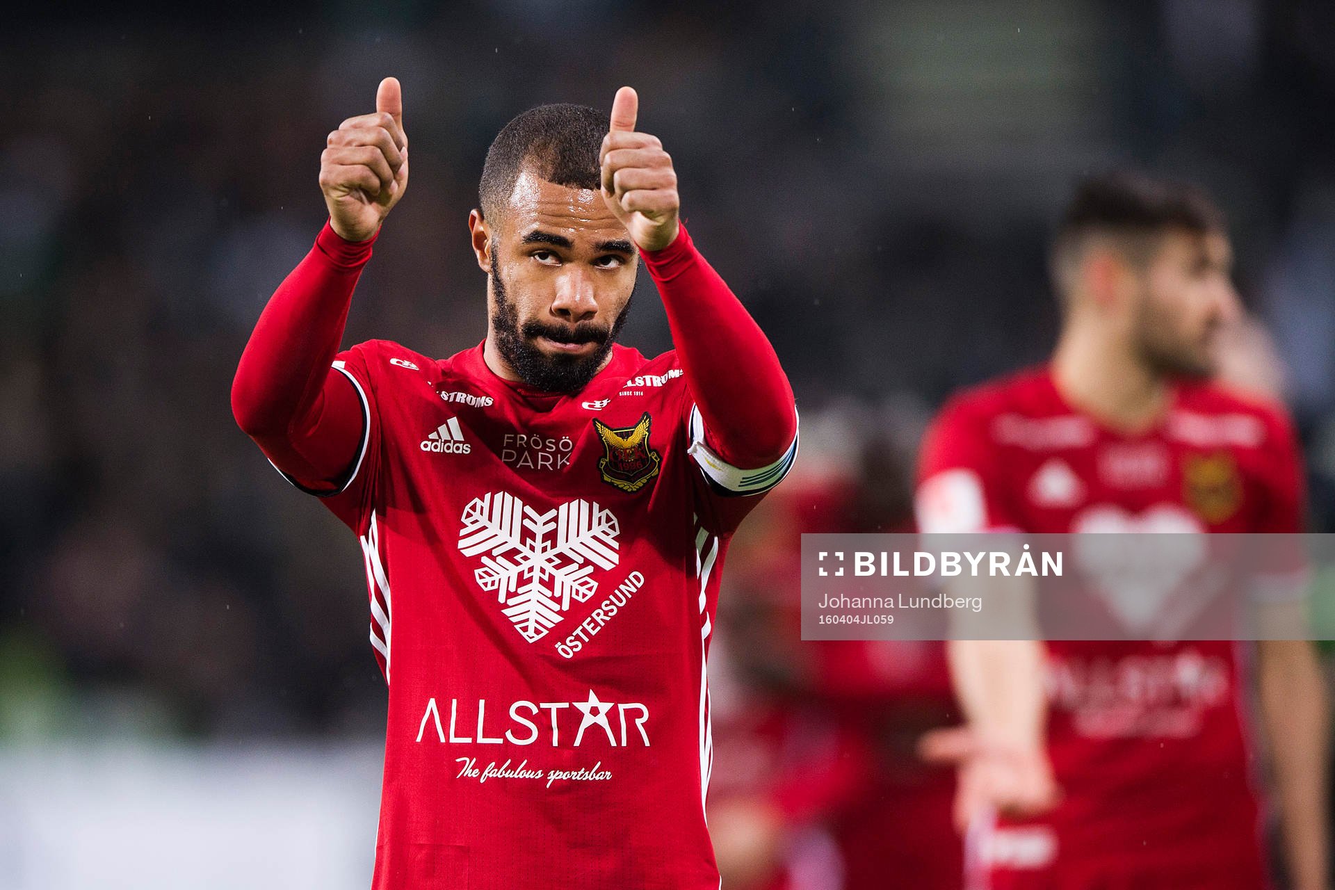 Östersunds Alex Dyer tackar publiken efter  fotbollsmatchen i Allsvenskan mellan Hammarby och Östersund den 4 april 2016 i Stockholm. 