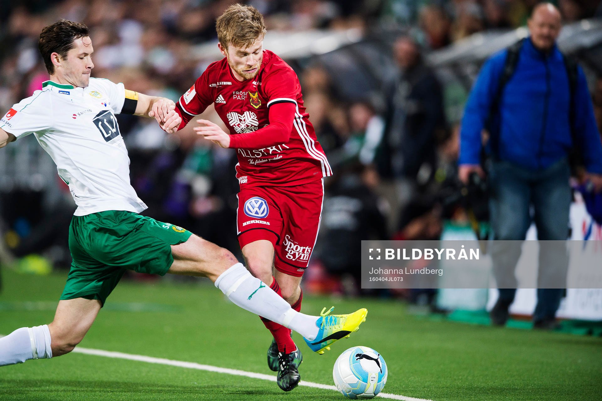 Hammarbys Philip Haglund försöker stoppa Östersunds