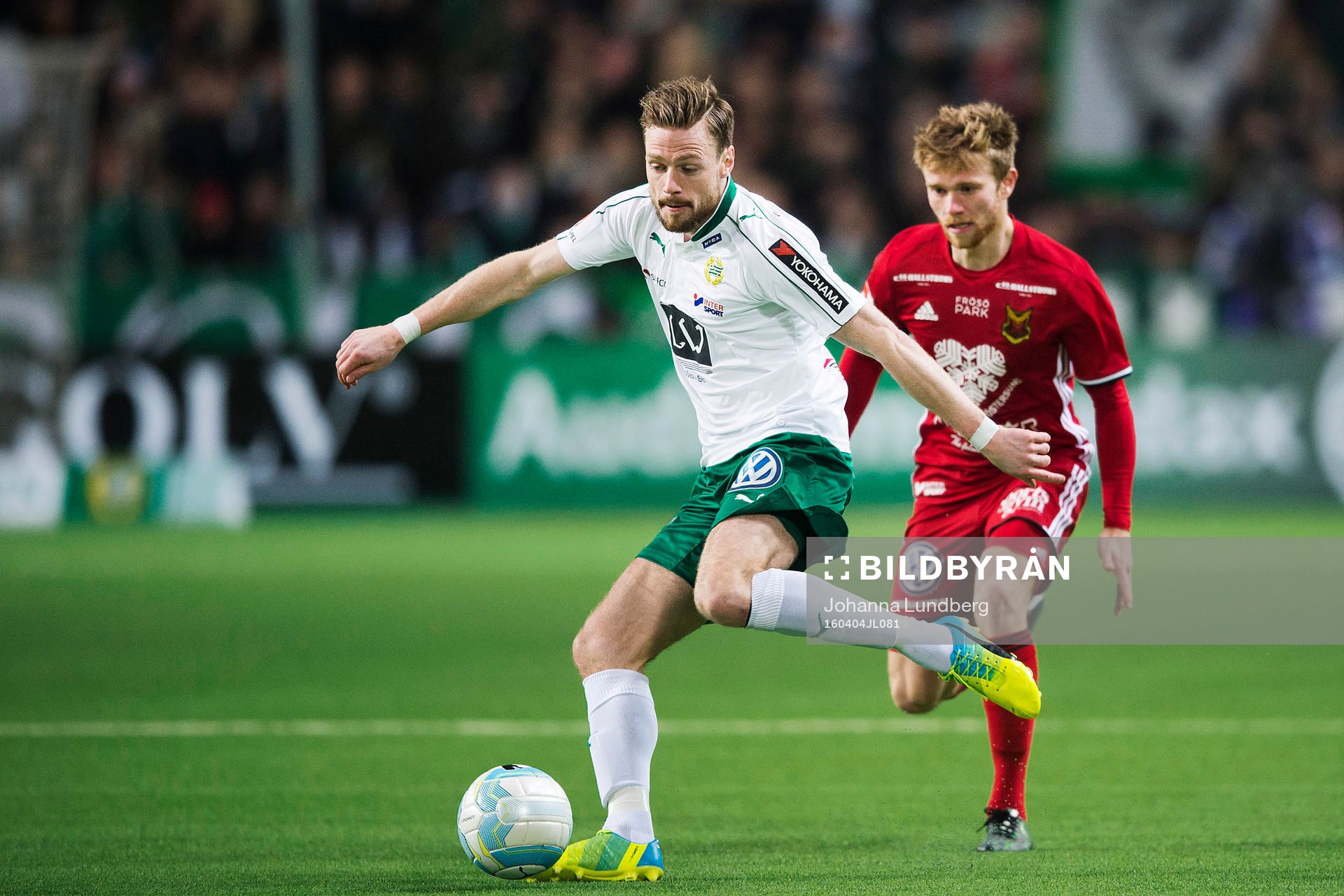 Hammarbys Richard Magyar jagas av Östersunds Dennis Widgren