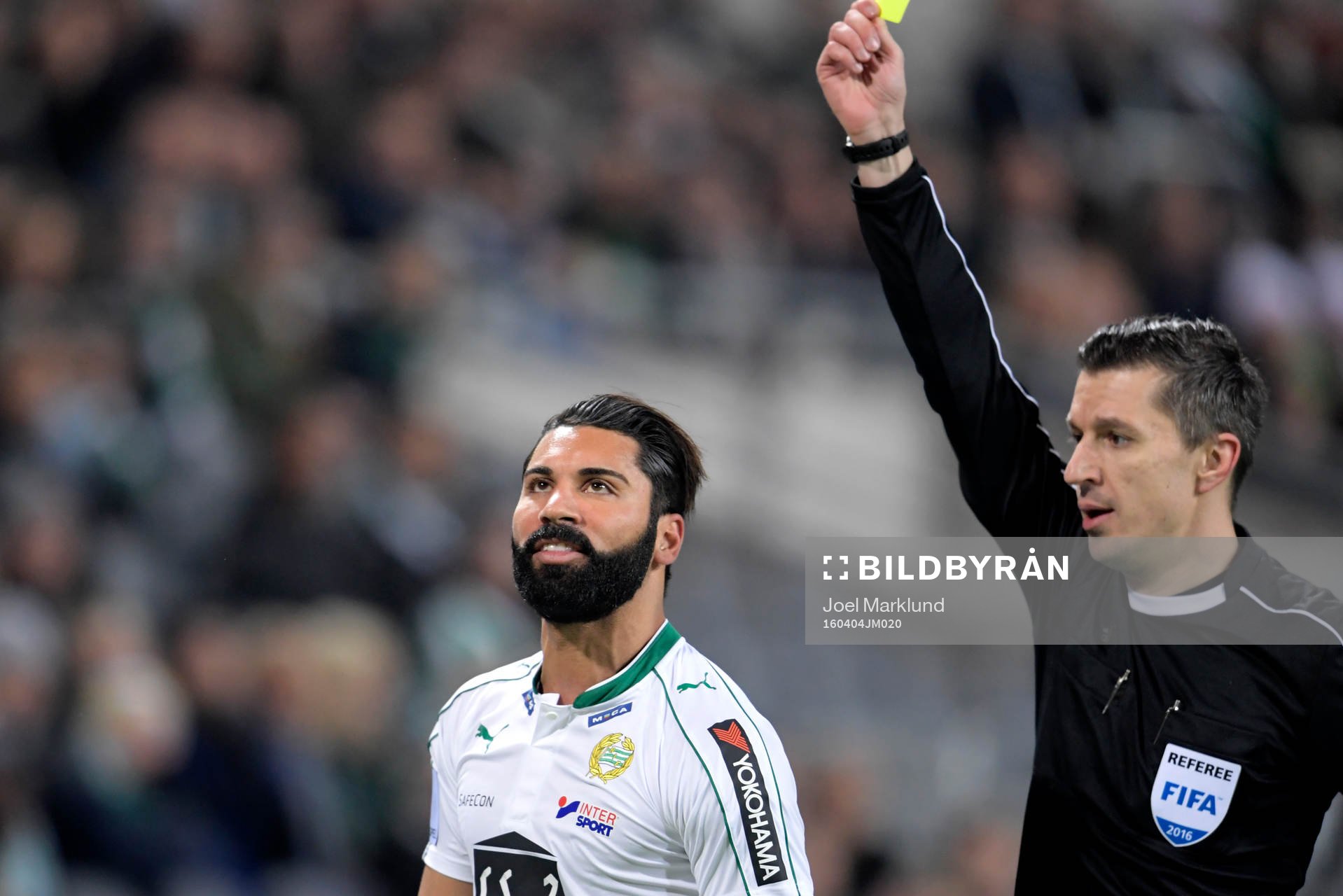 Hammarbys Stefan Batan får ett gult kort av domaren Bojan