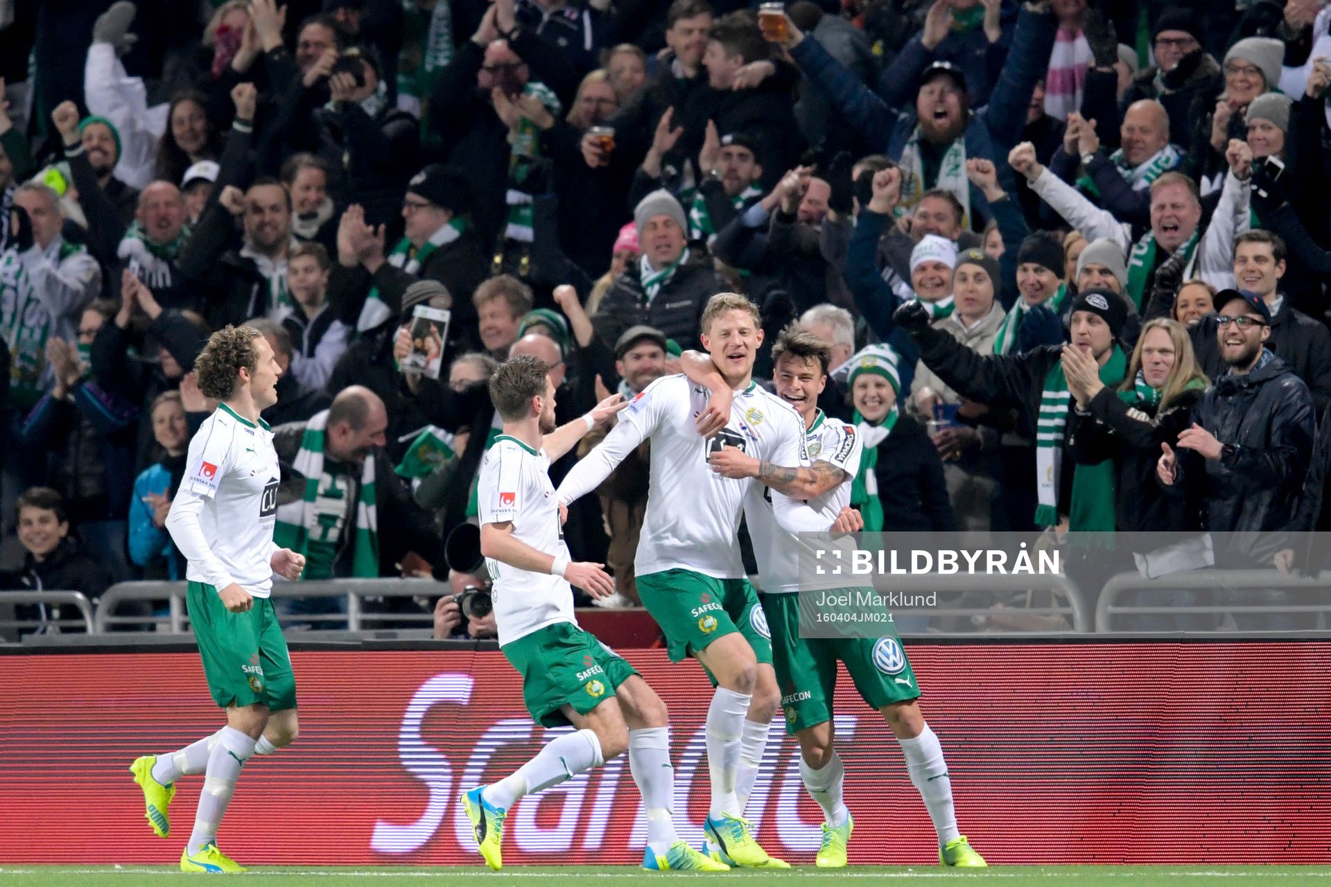 Hammarbys Lars Saetra jublar med lagkamraterna