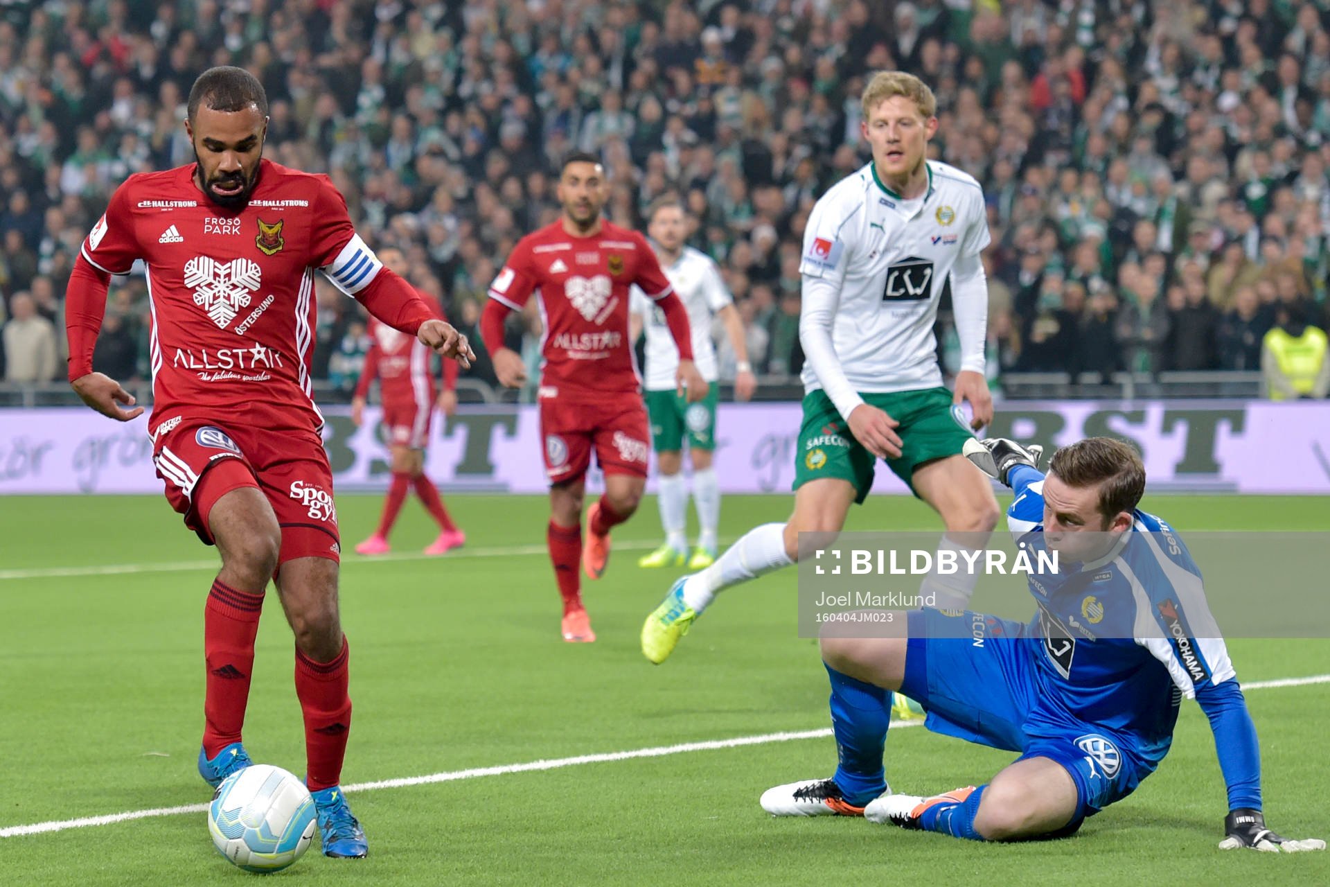 Östersunds Alex Dyer oroar framför Hammarbys målvakt
