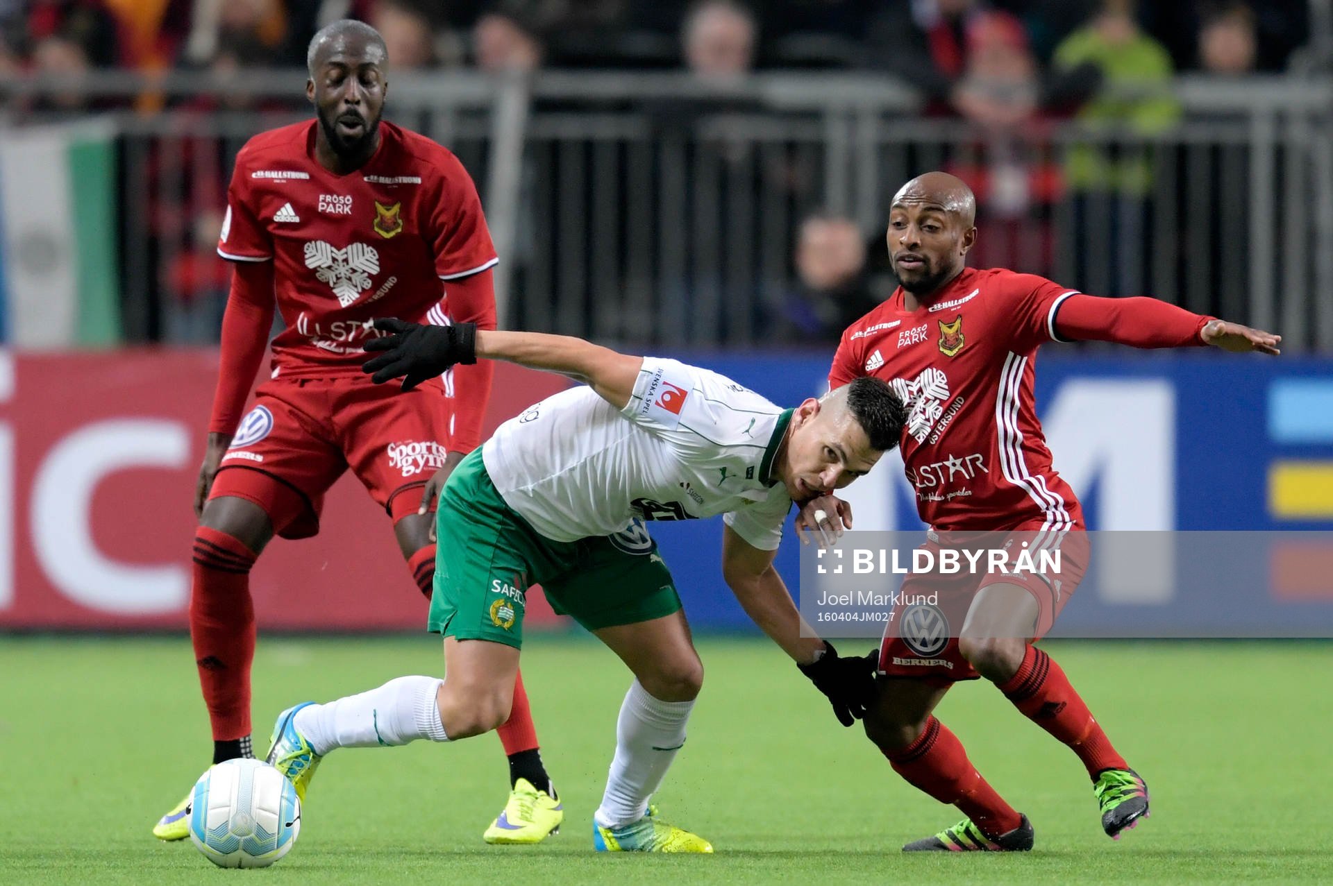 Hammarbys Melker Hallberg och Östersunds Ronald Mukiibi