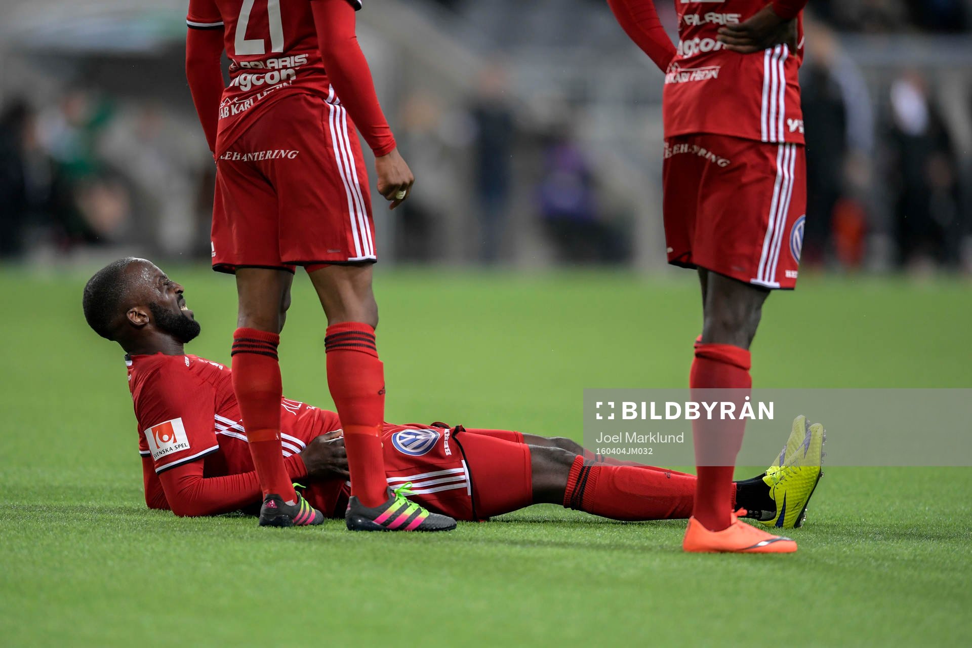 Östersunds Ronald Mukiibi ligger skadad