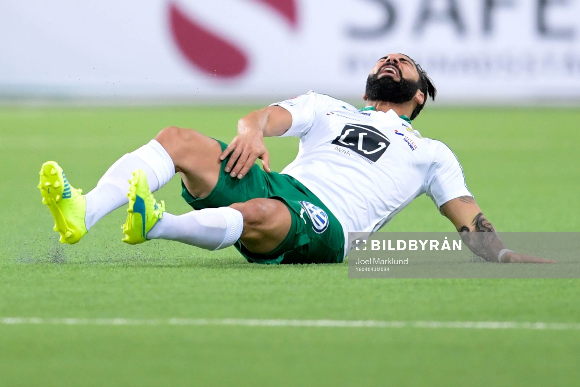 Hammarbys Stefan Batan faller ihop skadad