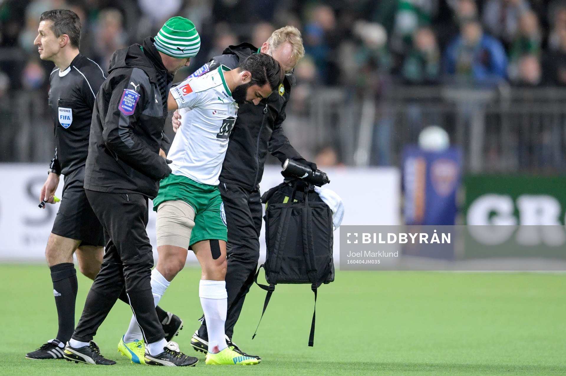 Hammarbys Stefan Batan lämnar planen skadad