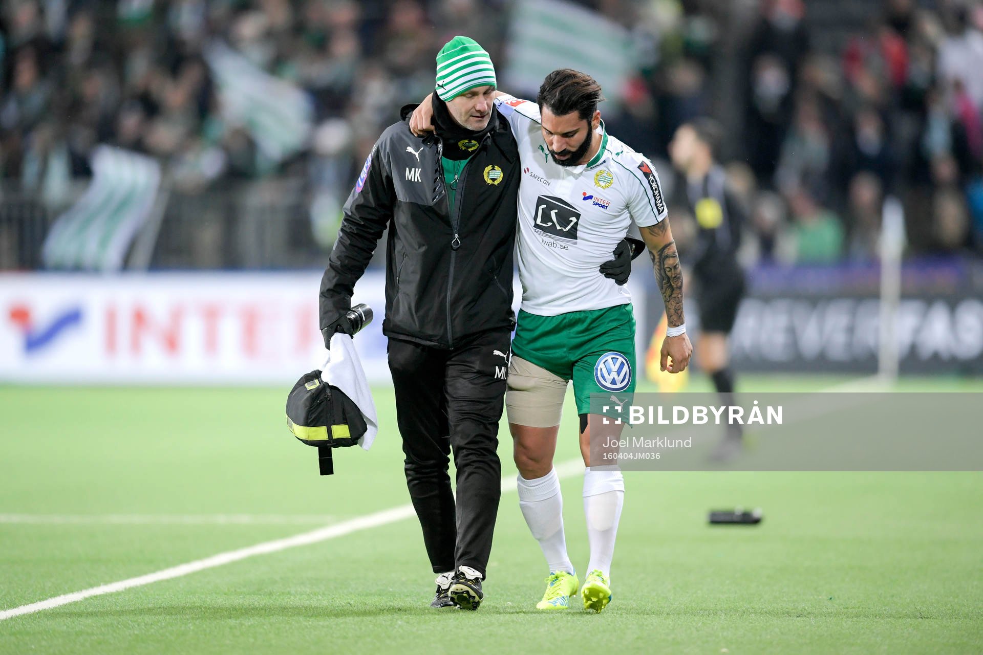 Hammarbys Stefan Batan lämnar planen skadad