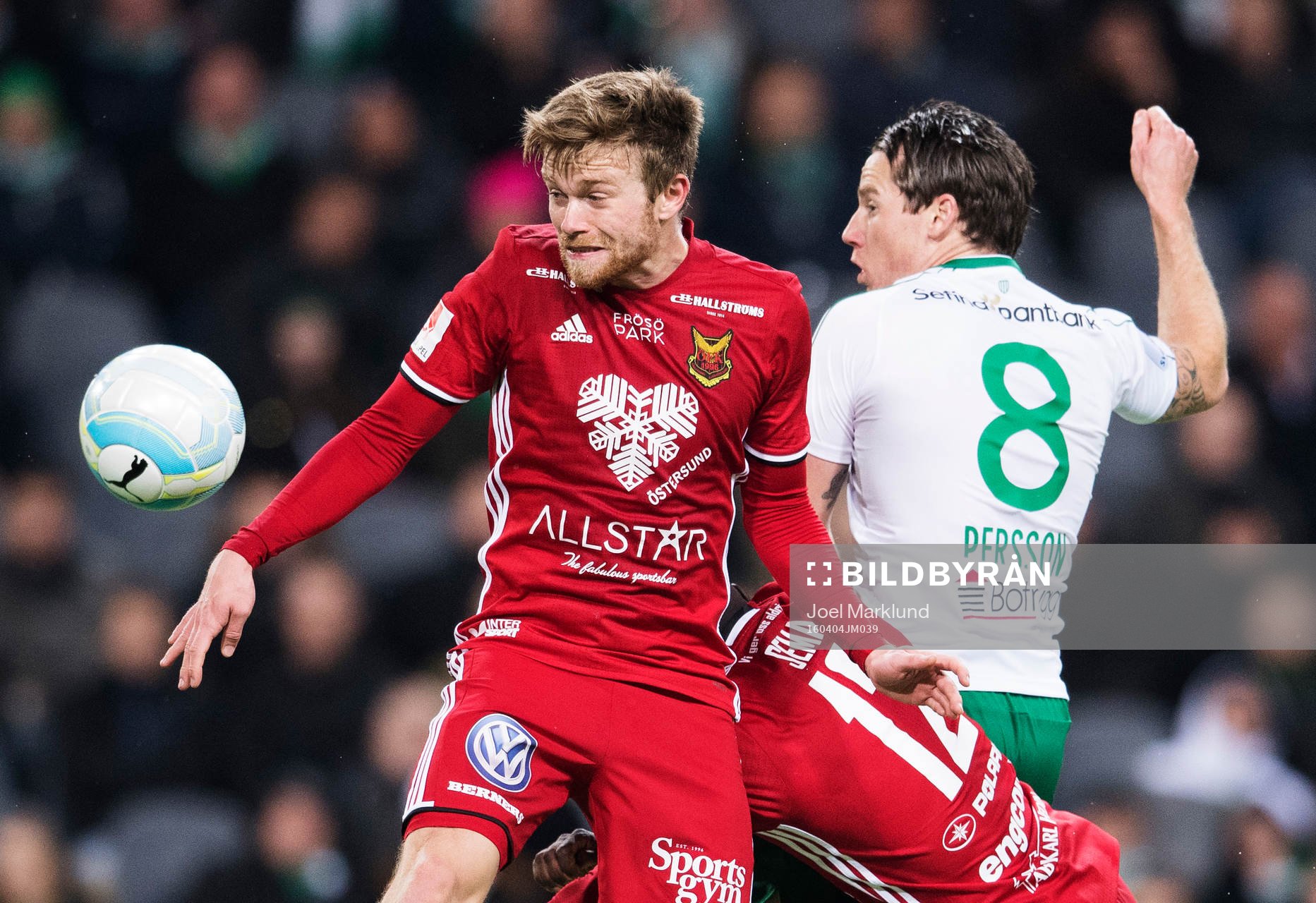 Östersunds Dennis Widgren i en luftduell med Hammarbys