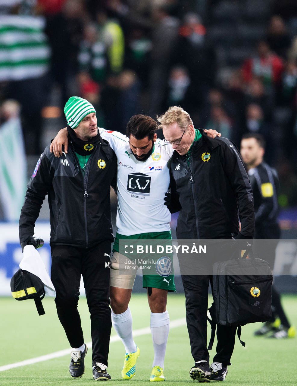 Hammarbys Stefan Batan hjälps av plan skadad