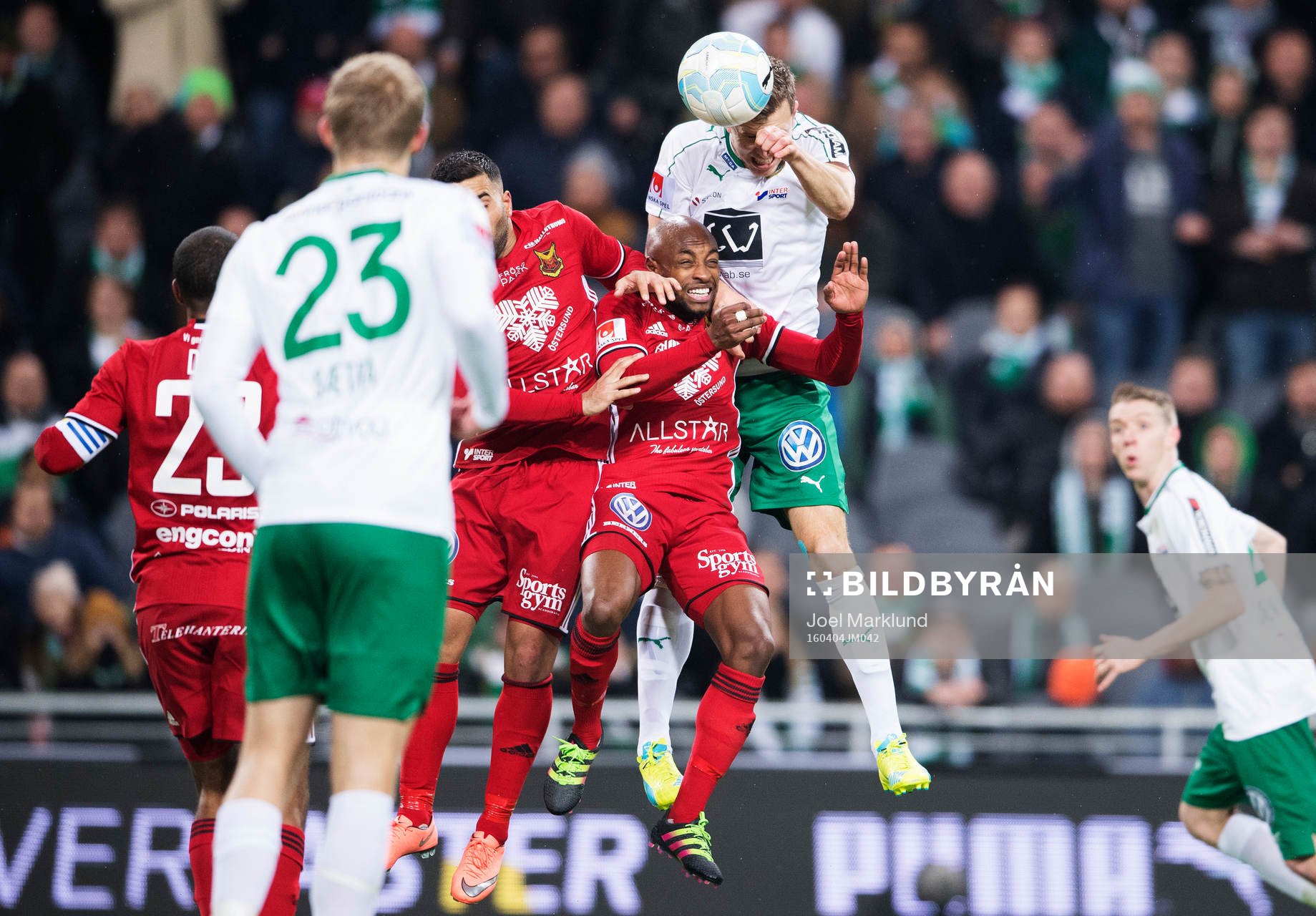 Östersunds Fouad Bachirou i en luftduell med Hammarbys
