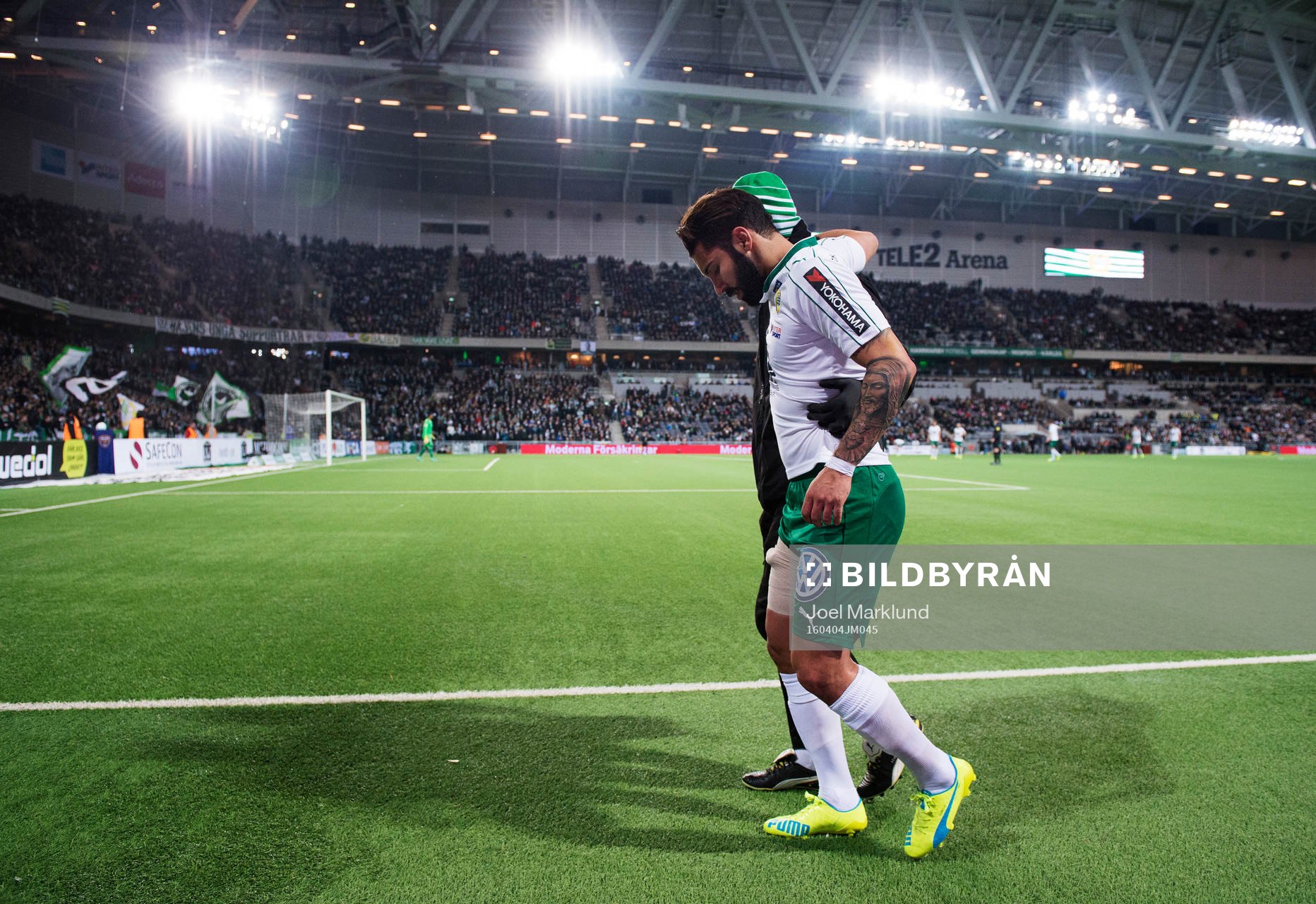 Hammarbys Stefan Batan hjälps av plan skadad