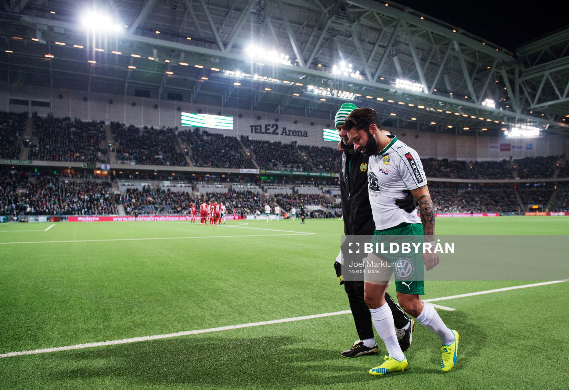 Hammarbys Stefan Batan hjälps av plan skadad