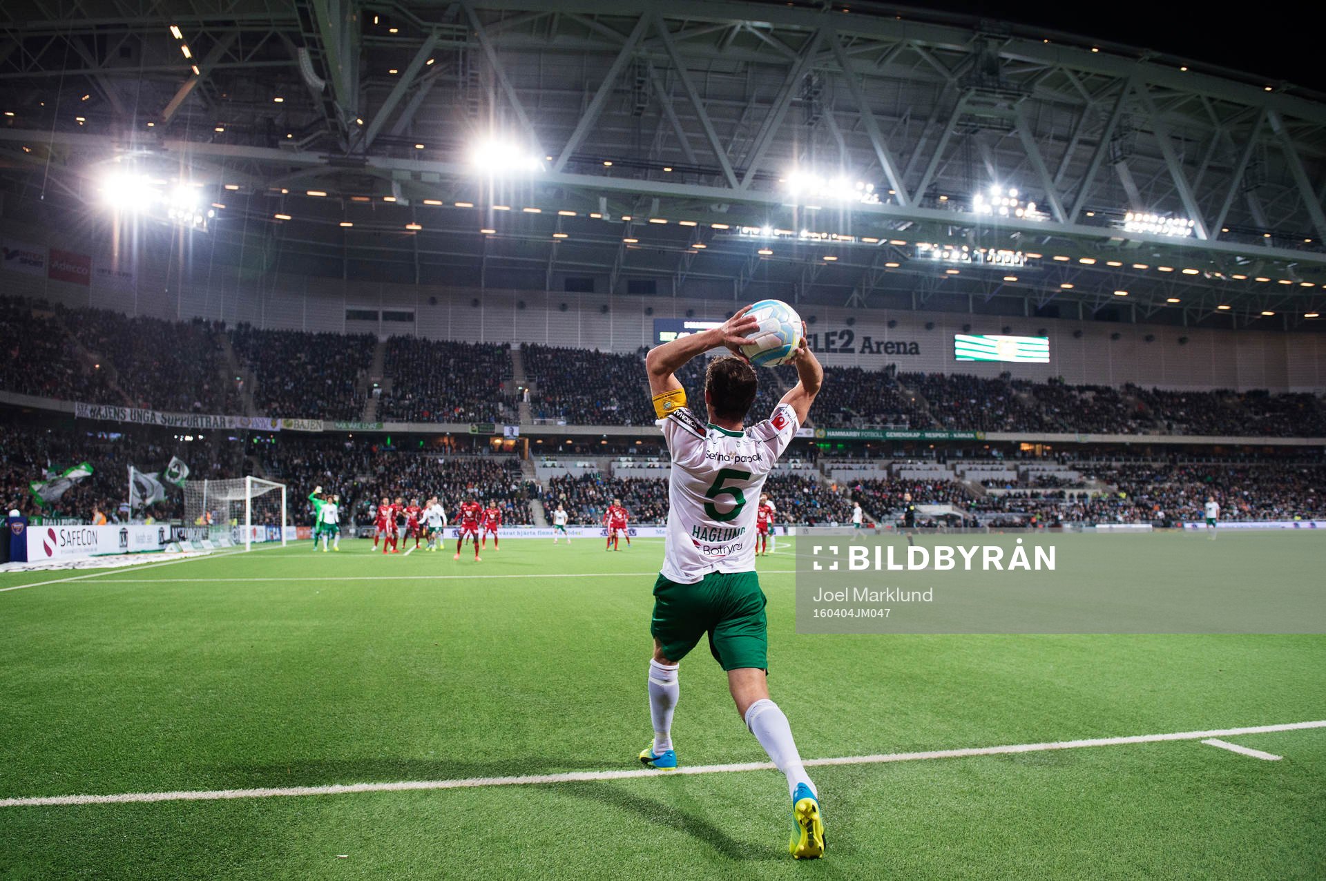 Hammarbys Philip Haglund med ett inkast under fotbollsmatchen i Allsvenskan mellan Hammarby och Östersund den 4 april 2016 i Stockholm.