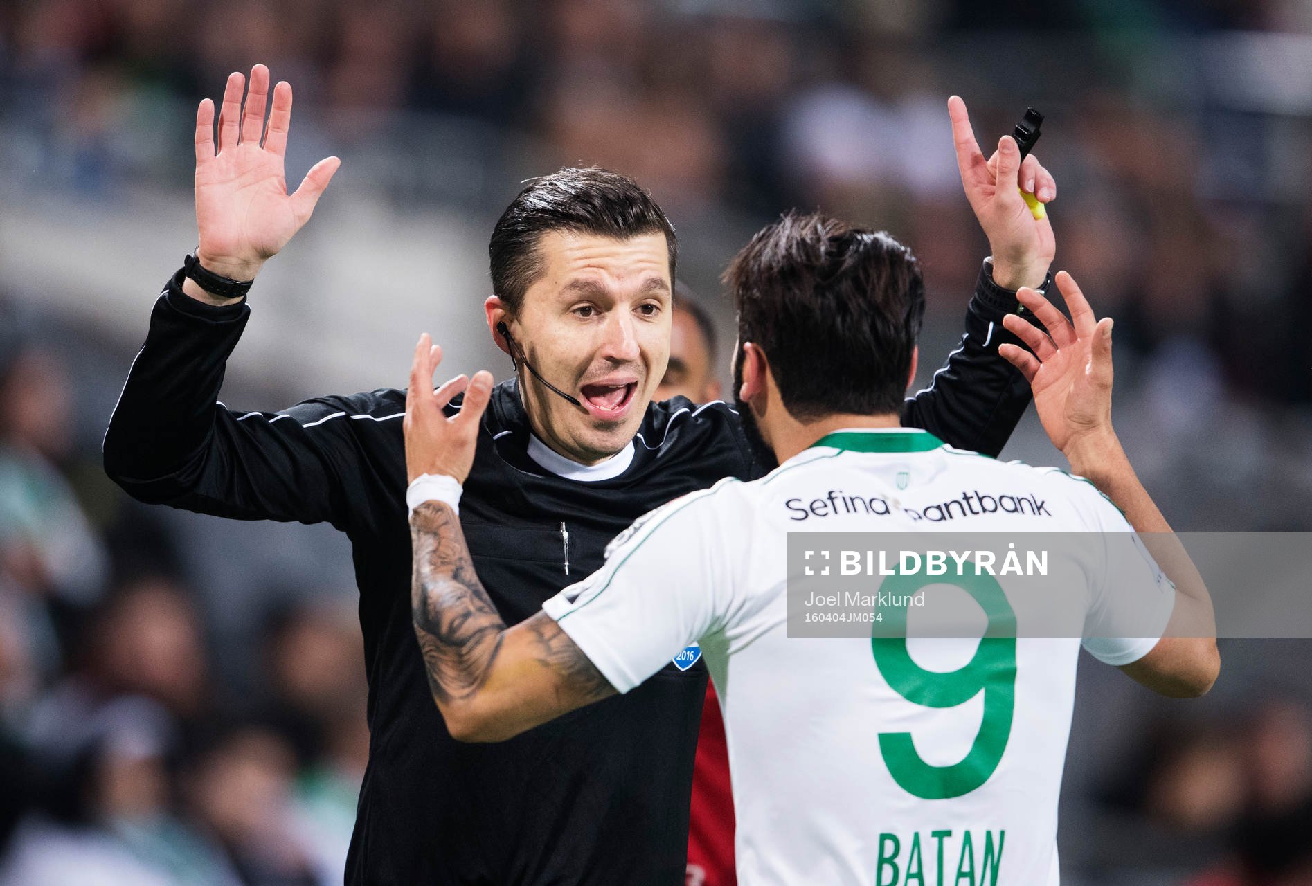 Domaren Bojan Pandzic i en diskussion med Hammarbys Stefan