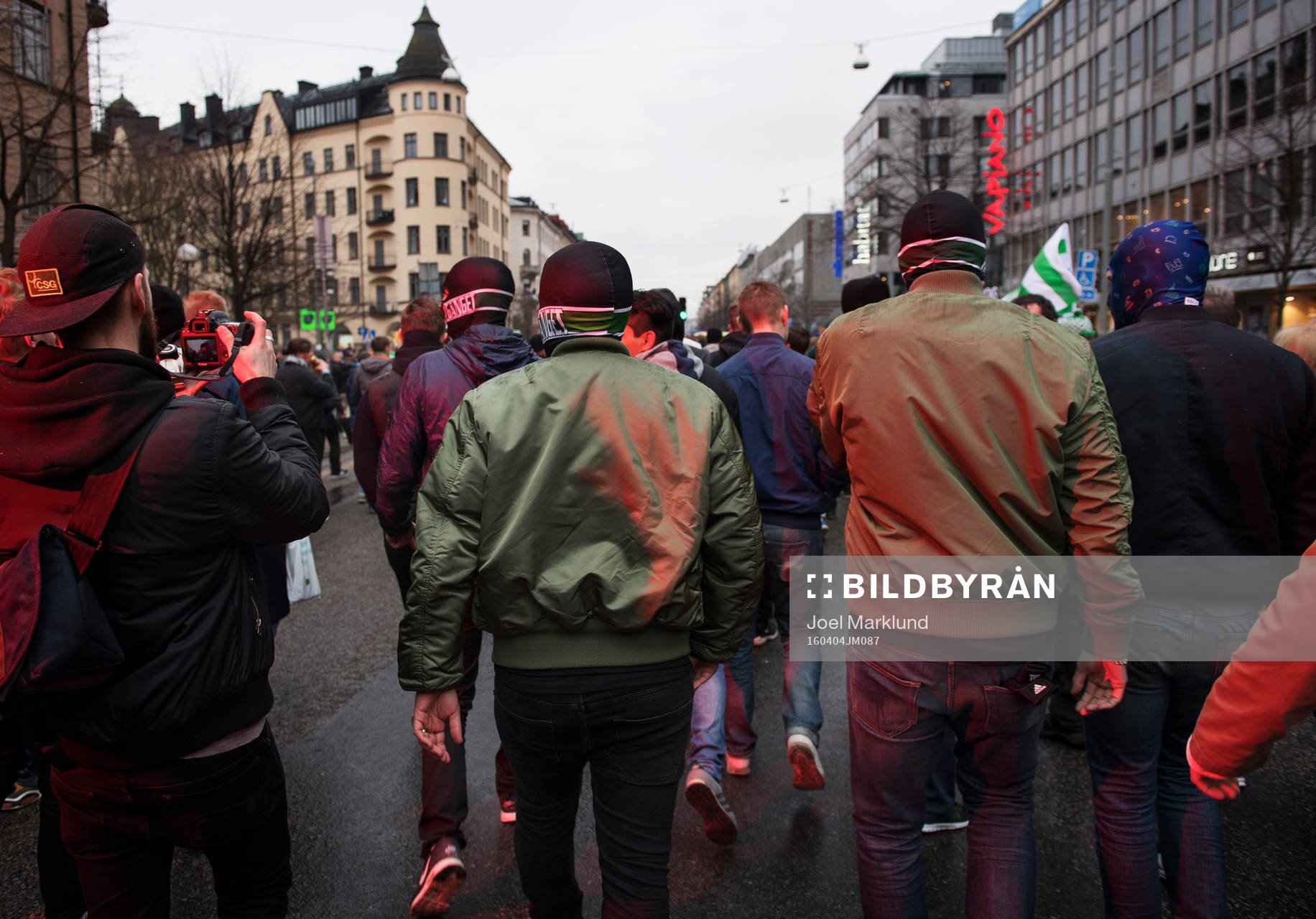 Maskerade supportrar i supportermarschen