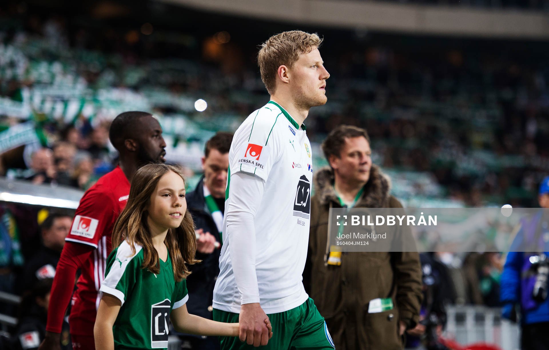 Hammarbys Lars Saetra gör entré till fotbollsmatchen i