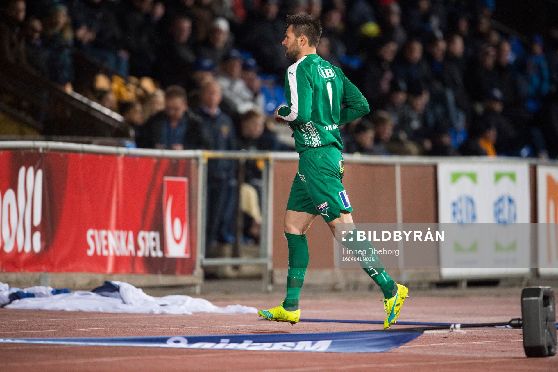 Halmstads målvakt Stojan Lukic lämnar planen tillfälligt