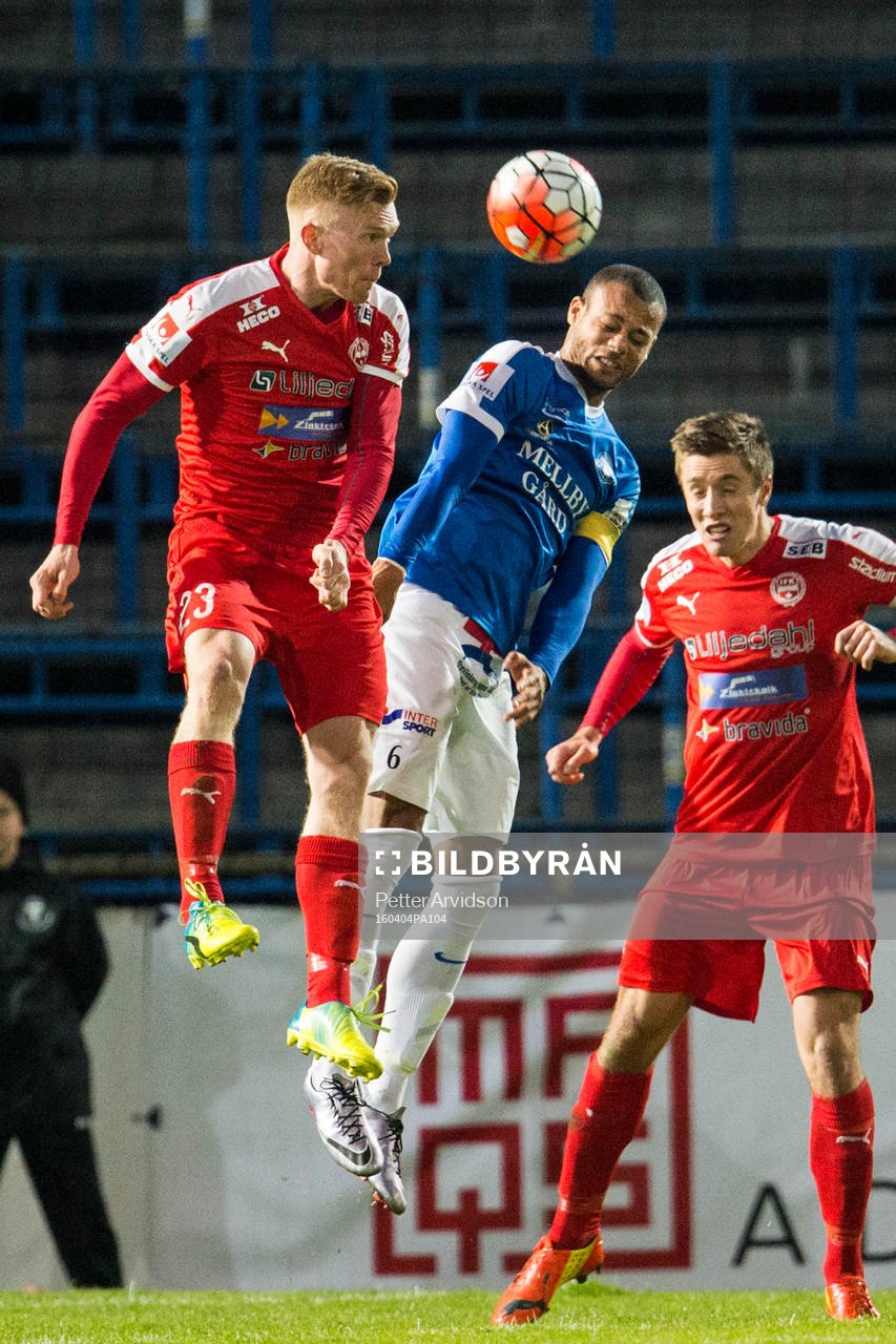 Värnamos David Engström och Trelleborgs Salif Camara